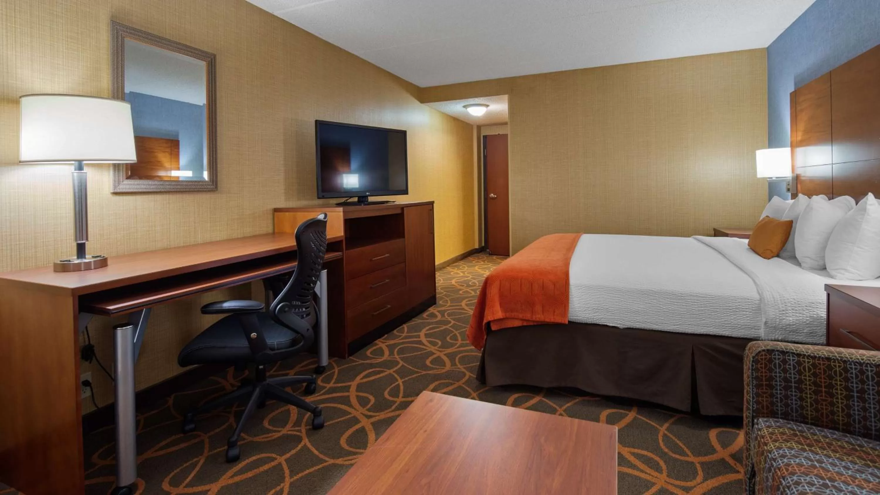 Photo of the whole room, Bed in Best Western Plus Fresno Airport Hotel