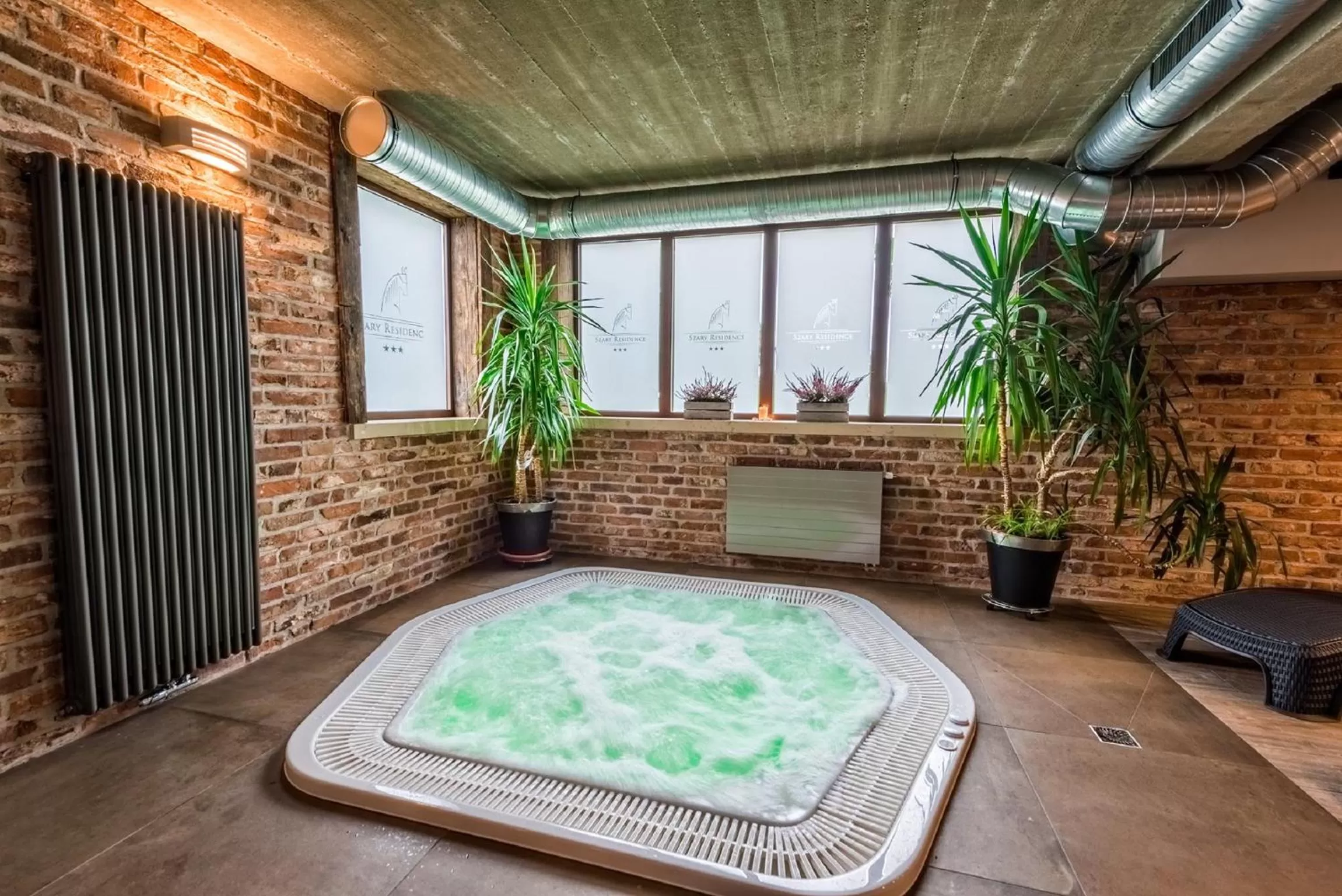 Hot Tub in Hotel Szary Residence