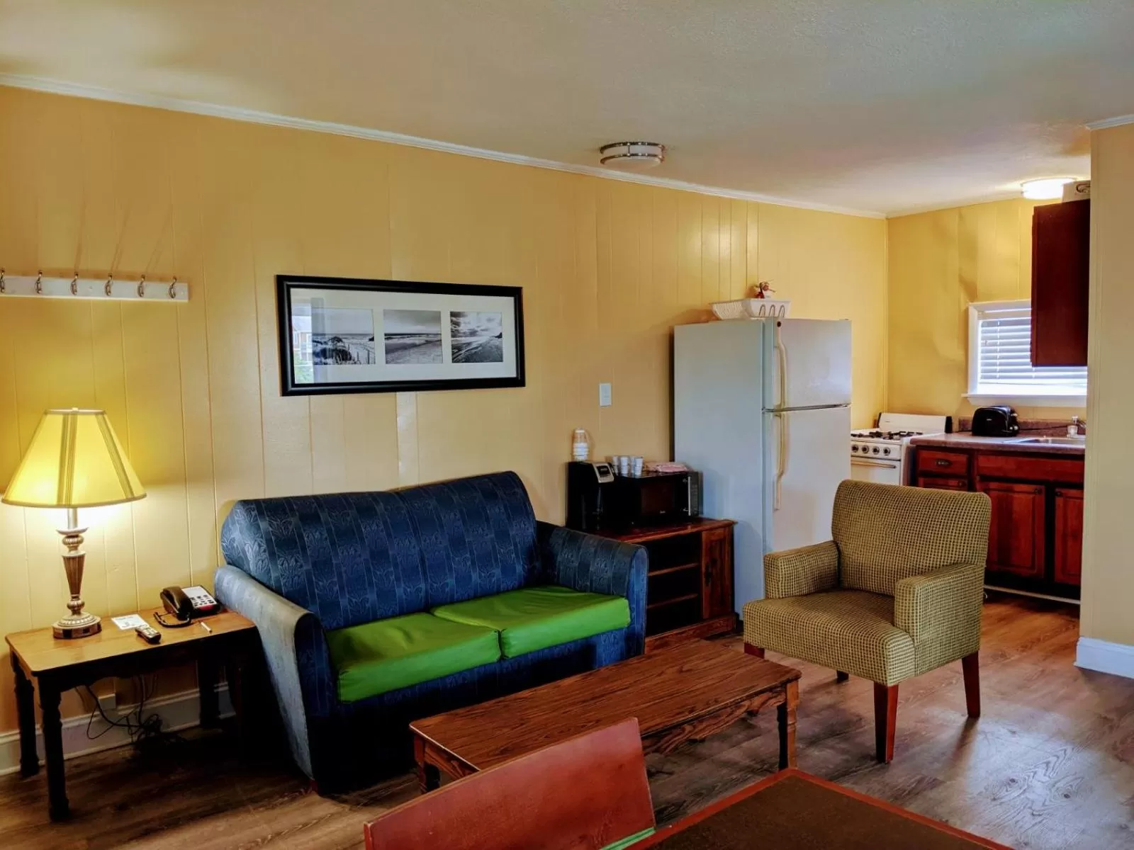 Living room in Colonial Inn