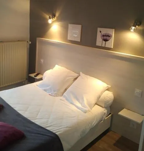 Double Room in Logis Hotel le Pont d'Arcole