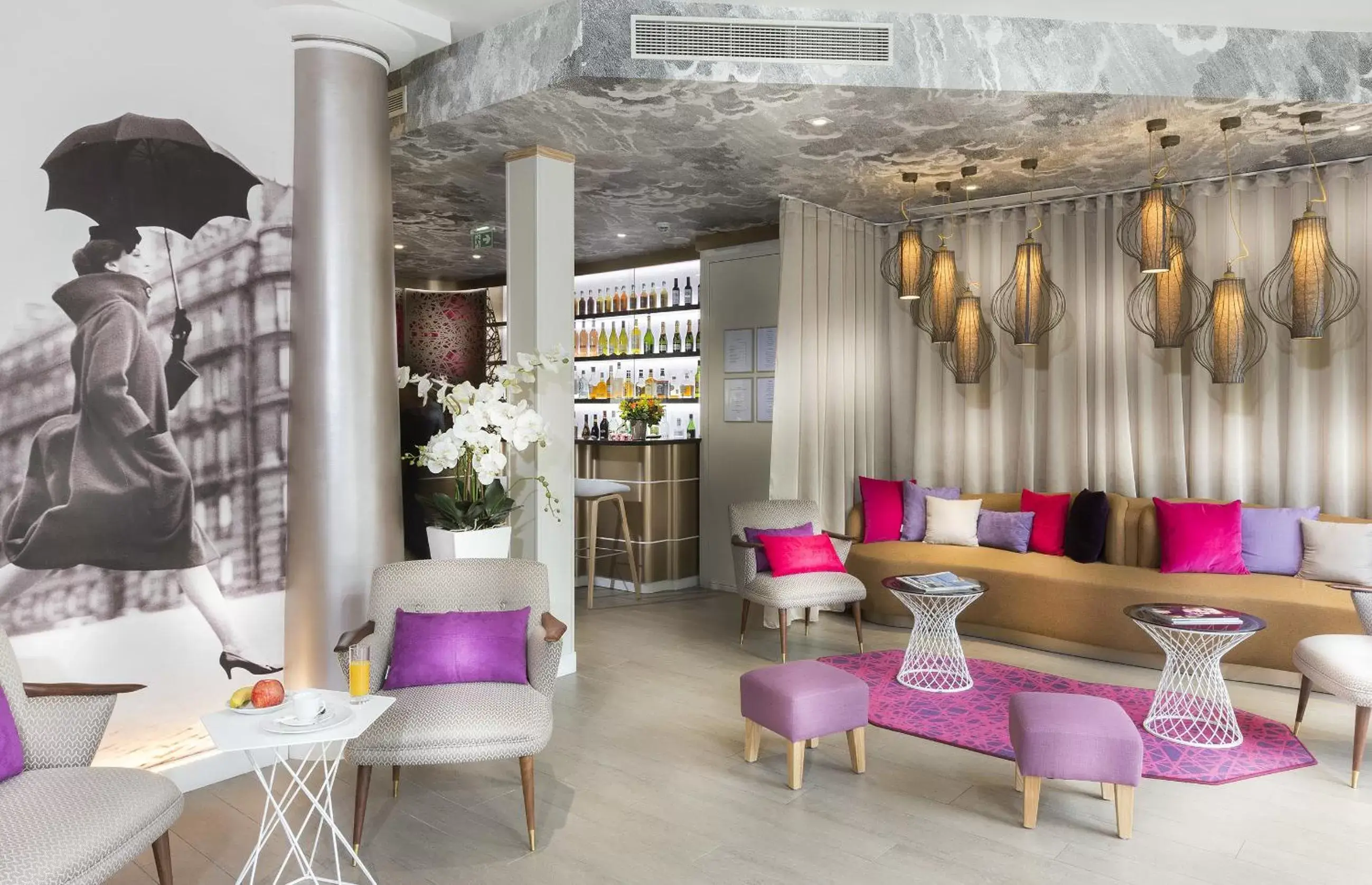Lounge or bar in Hotel Eiffel Segur