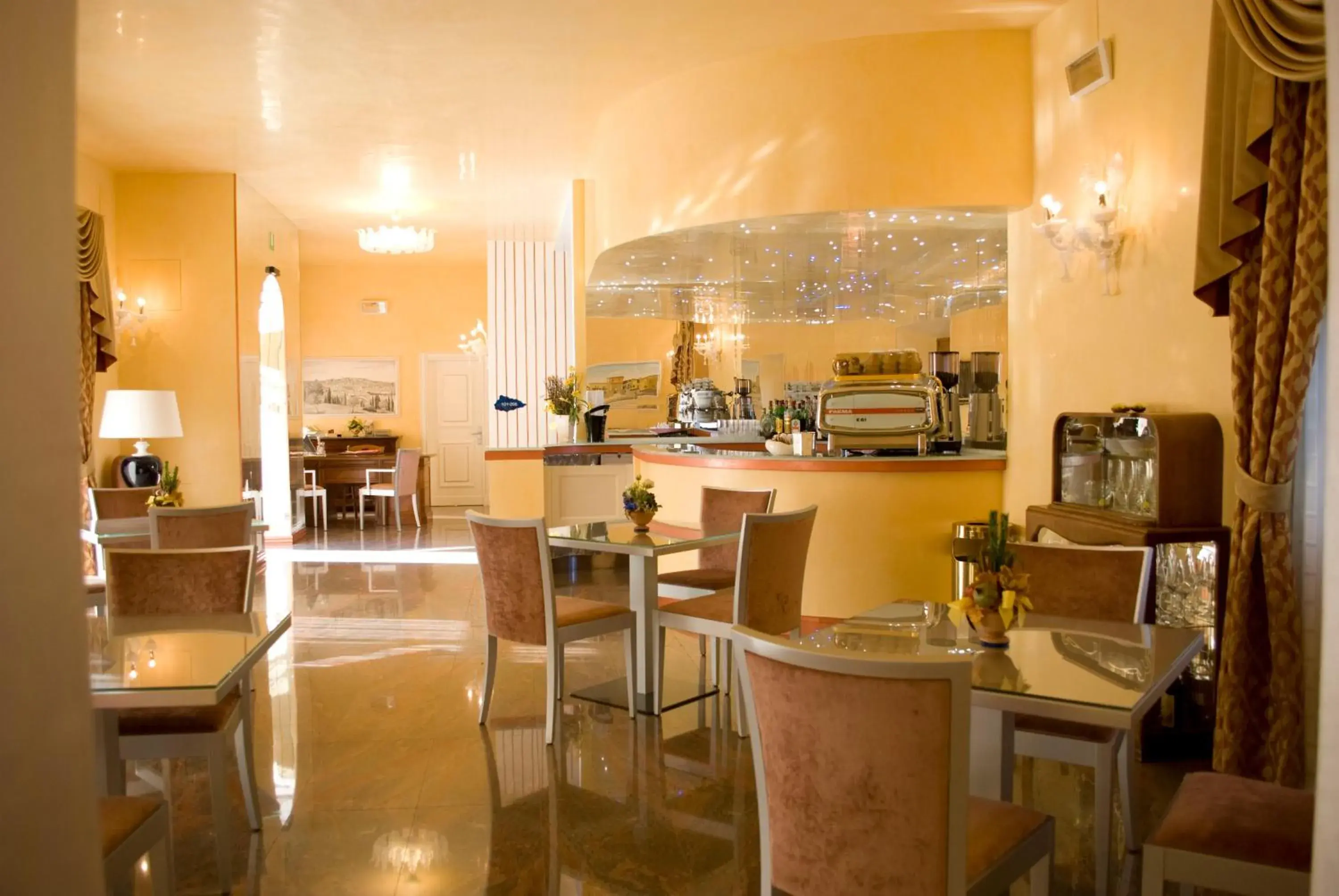 Restaurant/Places to Eat in Sangallo Hotel