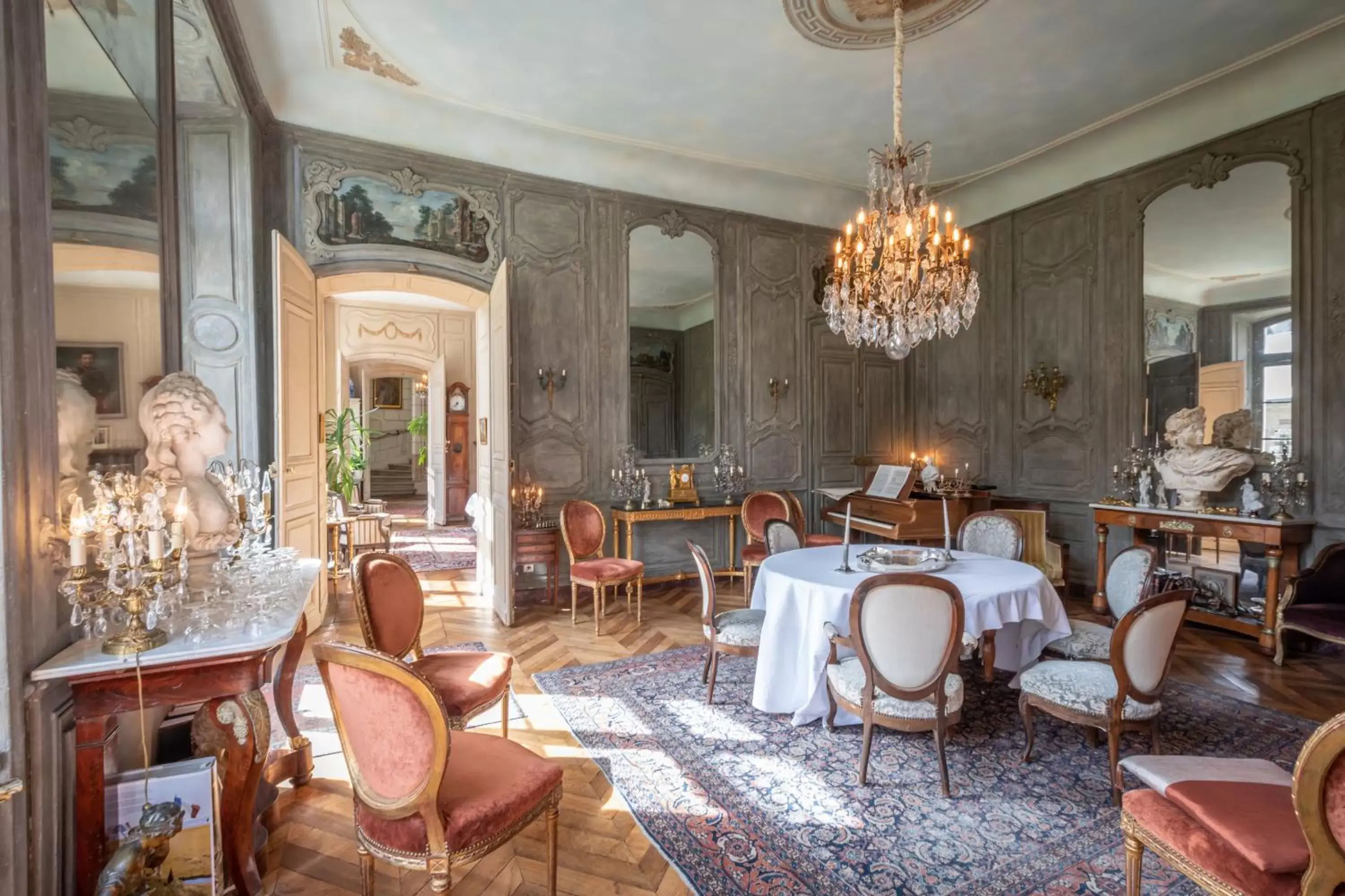 Suite "Prince Charles de Bourbon" in L'Hotel de Panette, Un exceptionnel château en ville - Chambres historiques, parking - Petit Déjeuner offert Suite "Prince Charles de Bourbon" in L'Hotel de Panette, Un exceptionnel château en ville - Chambres historiques, parking - Petit Déjeuner offert