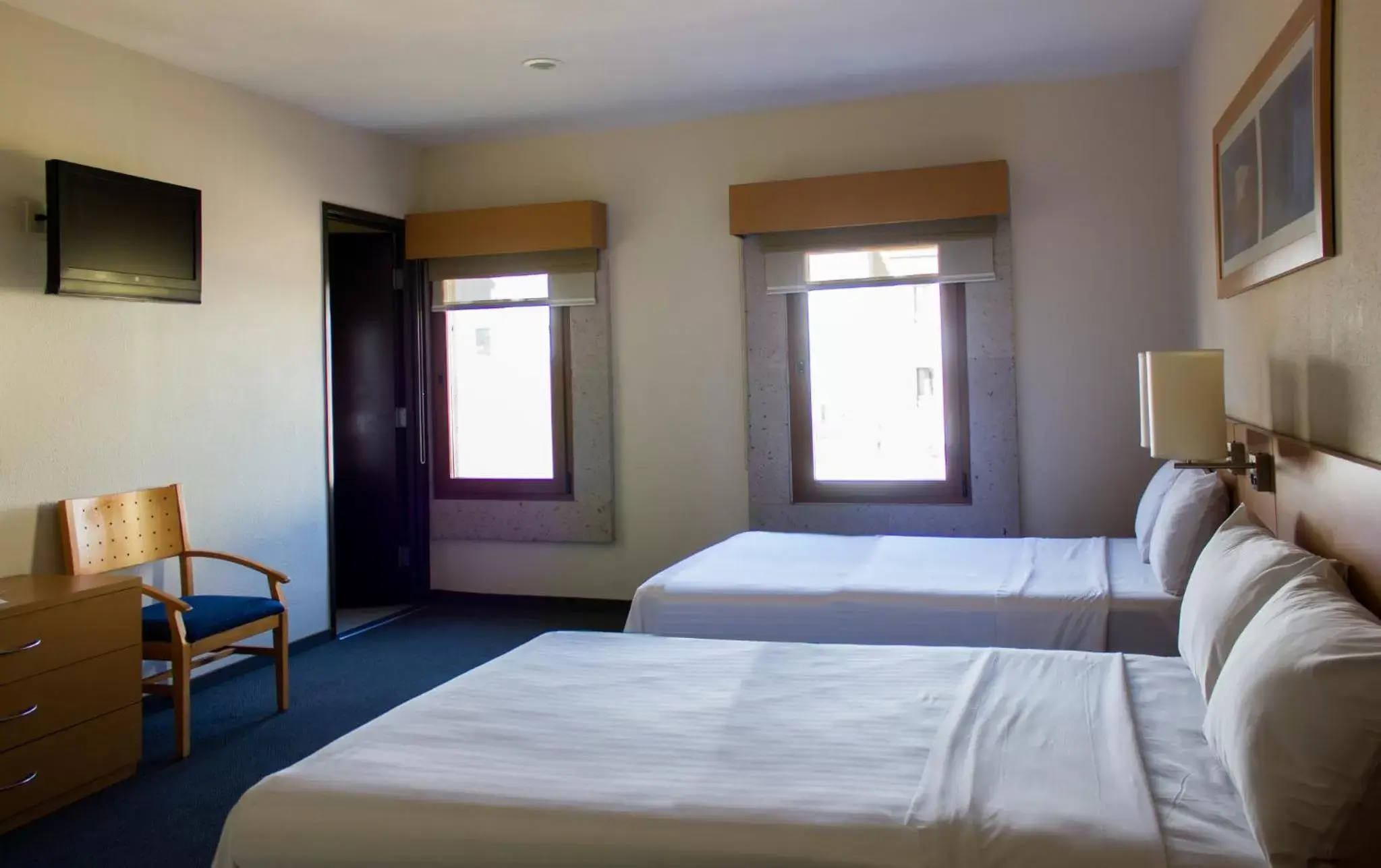 Photo of the whole room, Bed in Holiday Inn Express Morelia Centro Historico