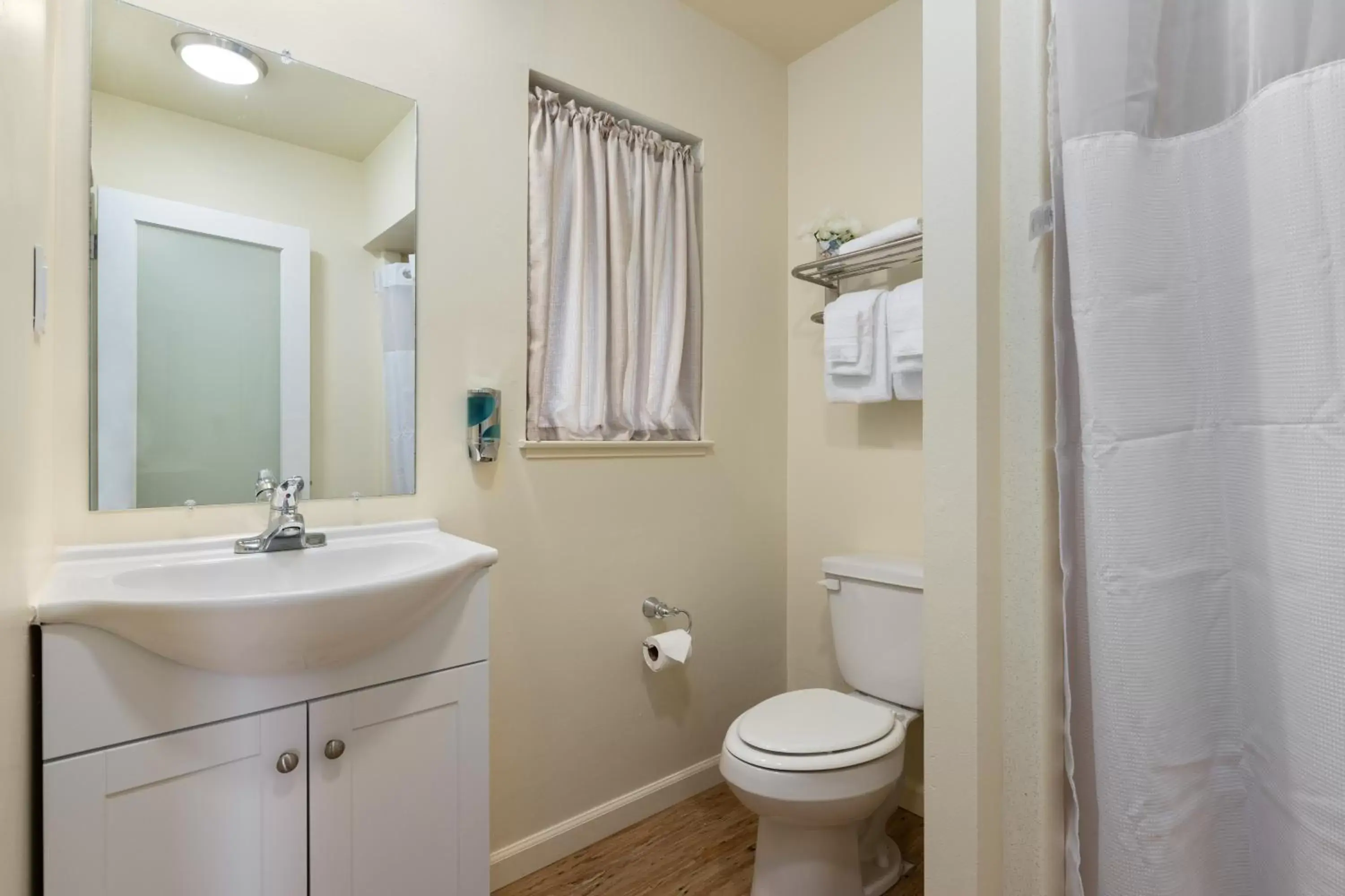 Shower, Bathroom in Konocti Harbor Resort