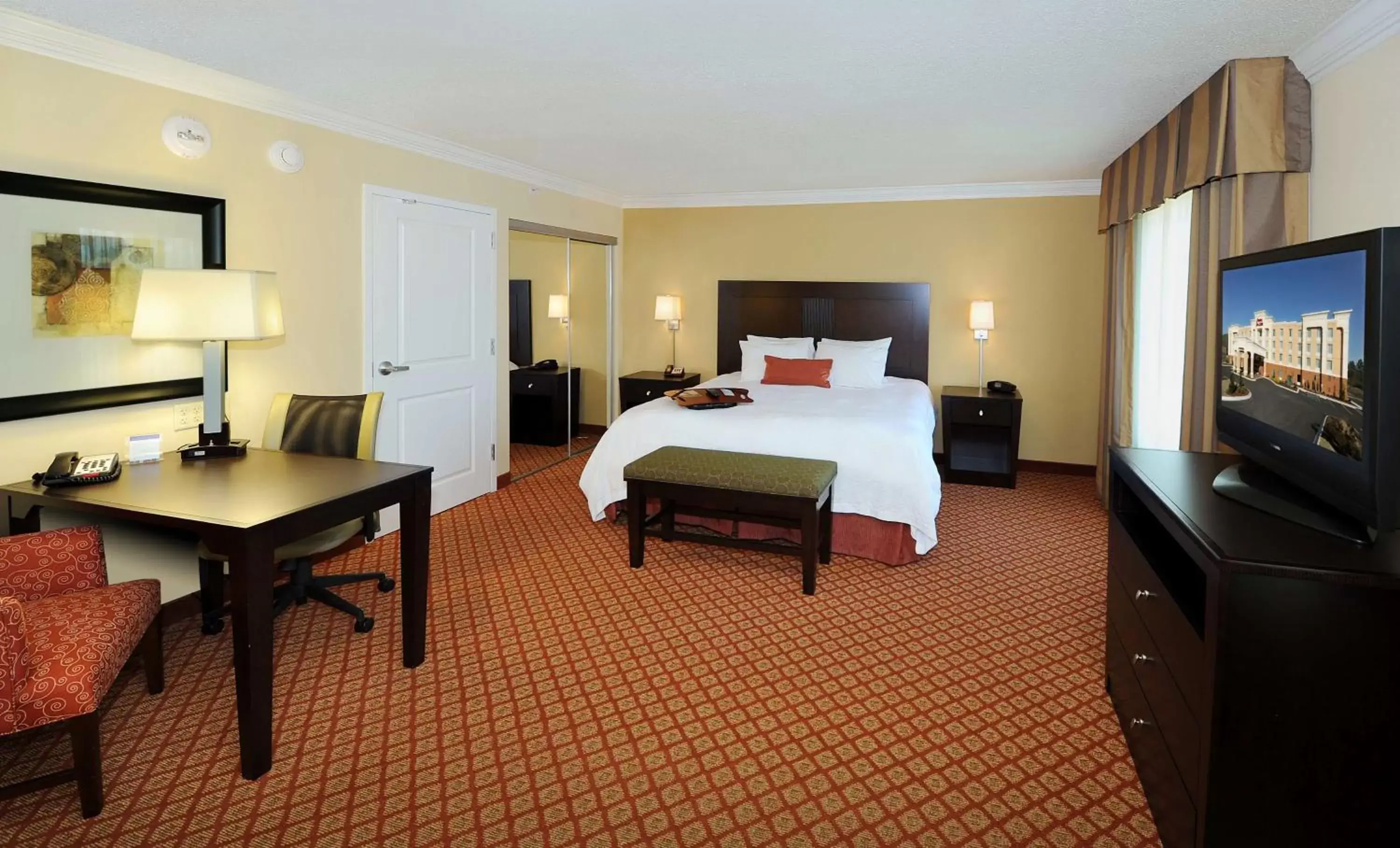 Bed in Hampton Inn & Suites Scottsboro