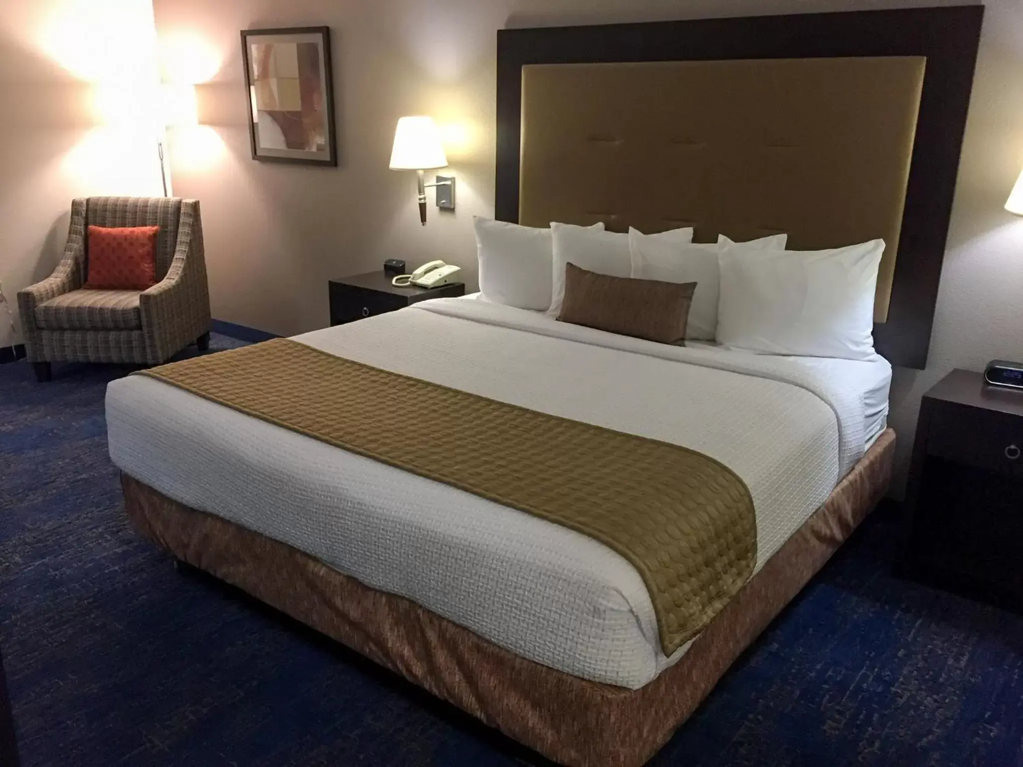 Bed in Best Western Plus Portland Airport Hotel & Suites