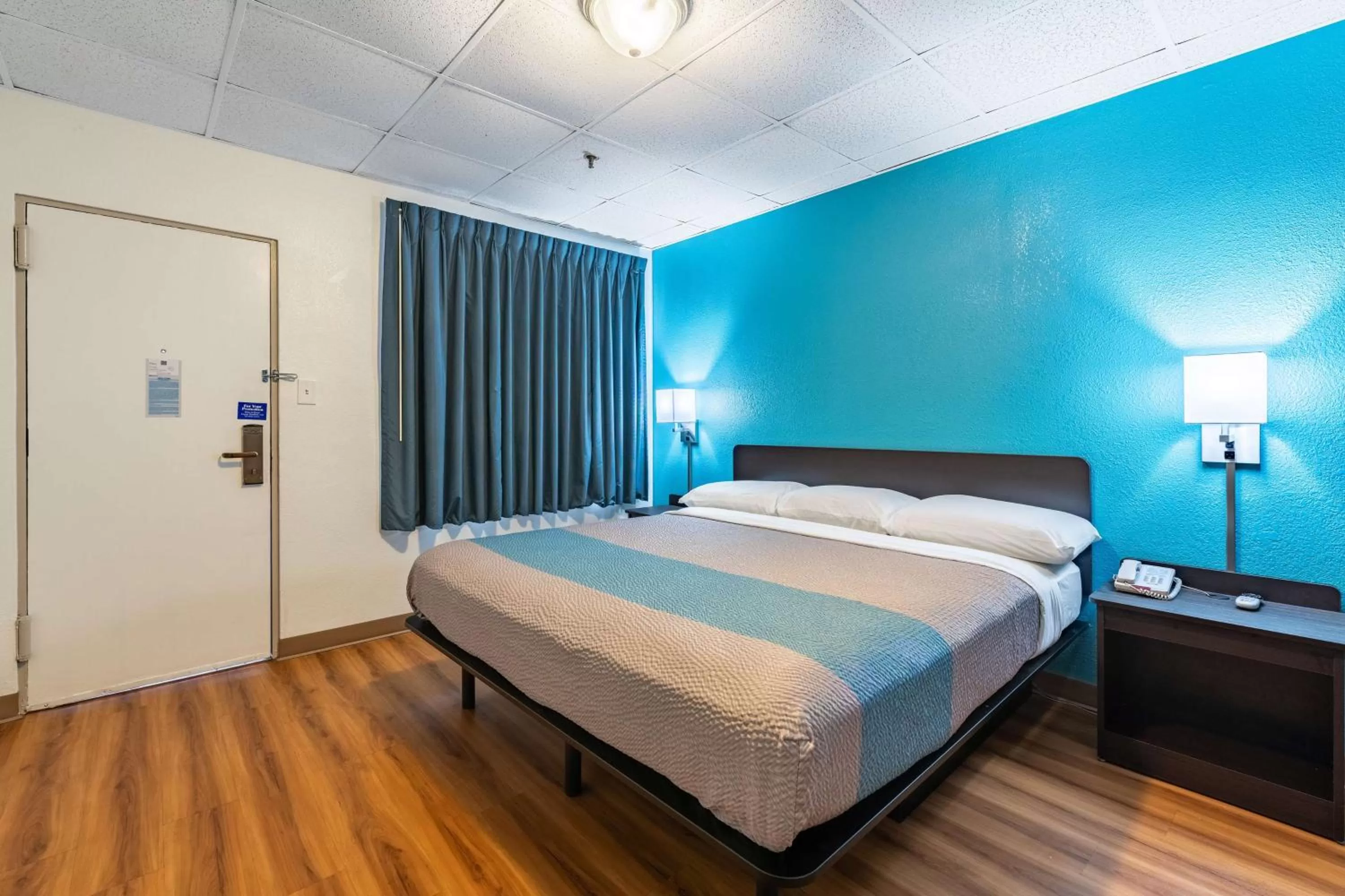 Photo of the whole room, Bed in Motel 6-Elmsford, NY - White Plains