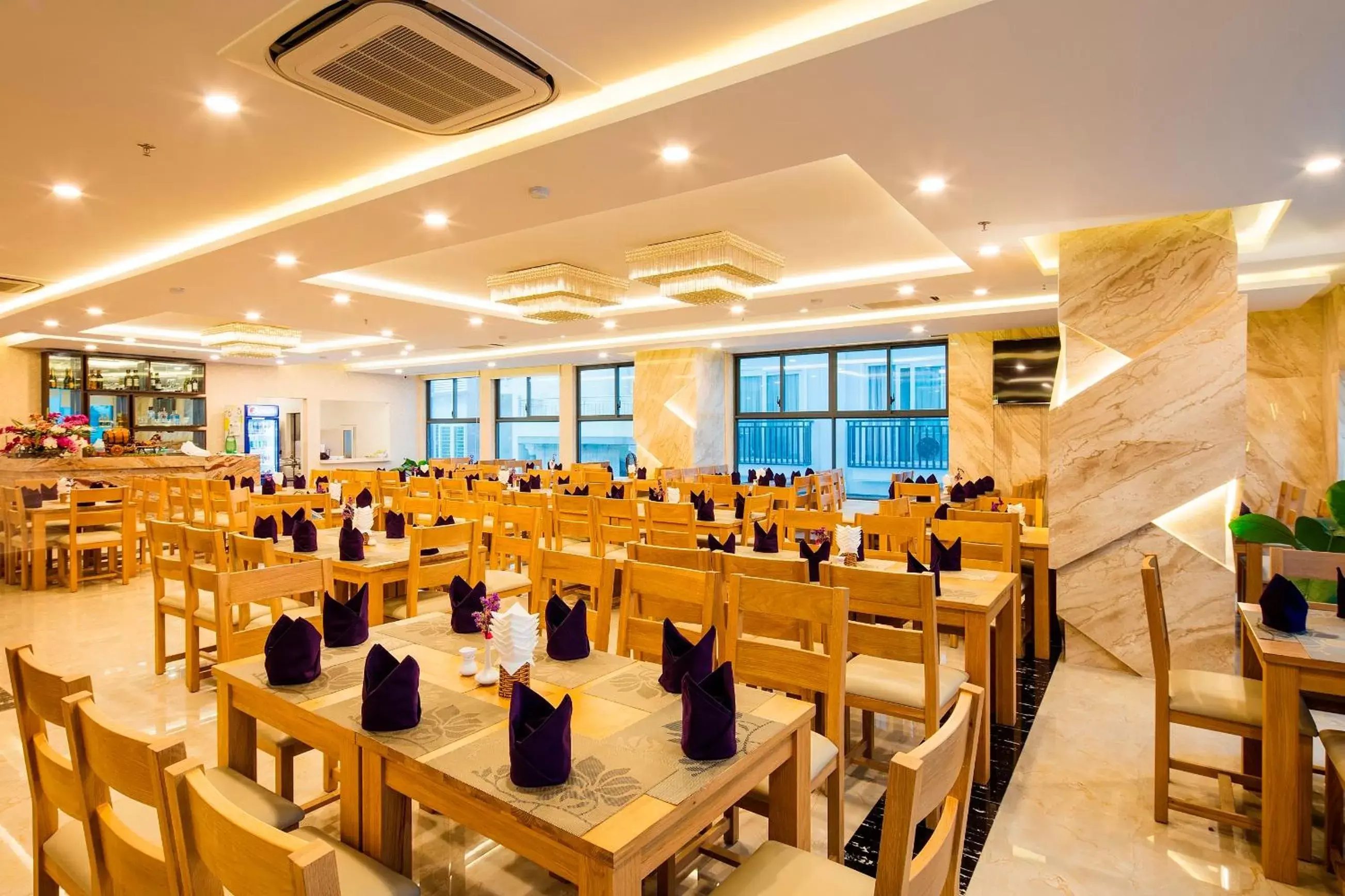 Restaurant/Places to Eat in Balcony Nha Trang Hotel