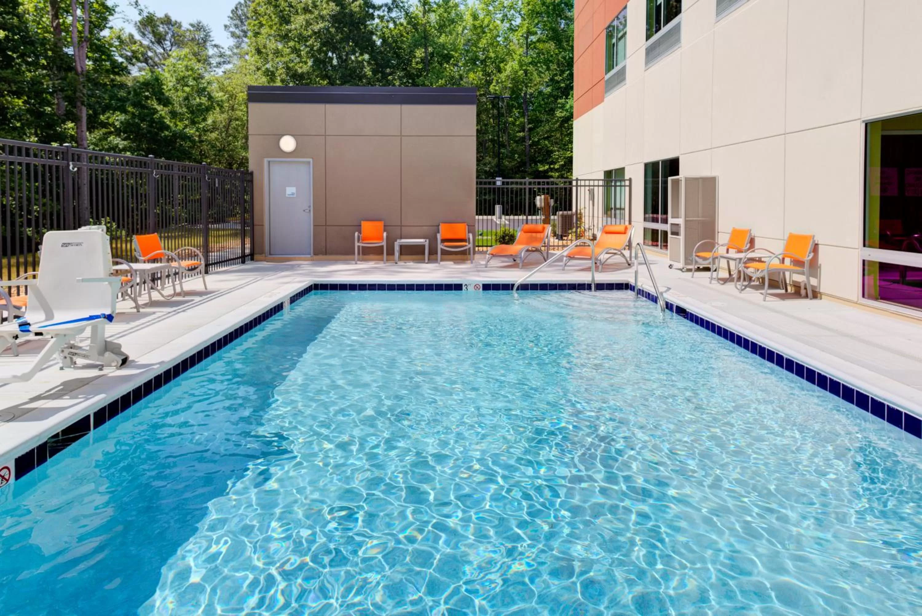 Swimming pool in Holiday Inn Express & Suites - King George - Dahlgren by IHG