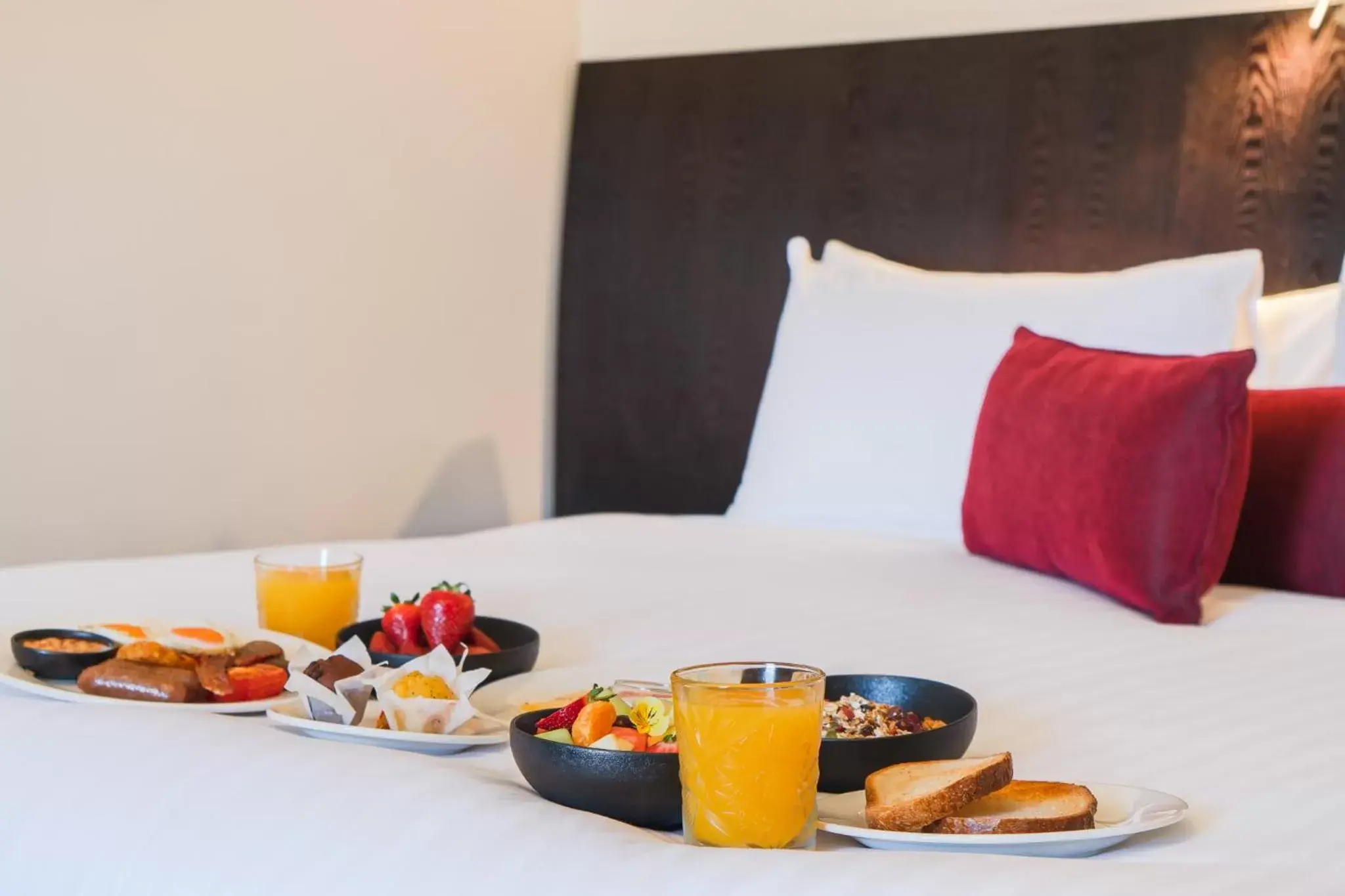 room service, Bed in Hotel Grand Chancellor Launceston