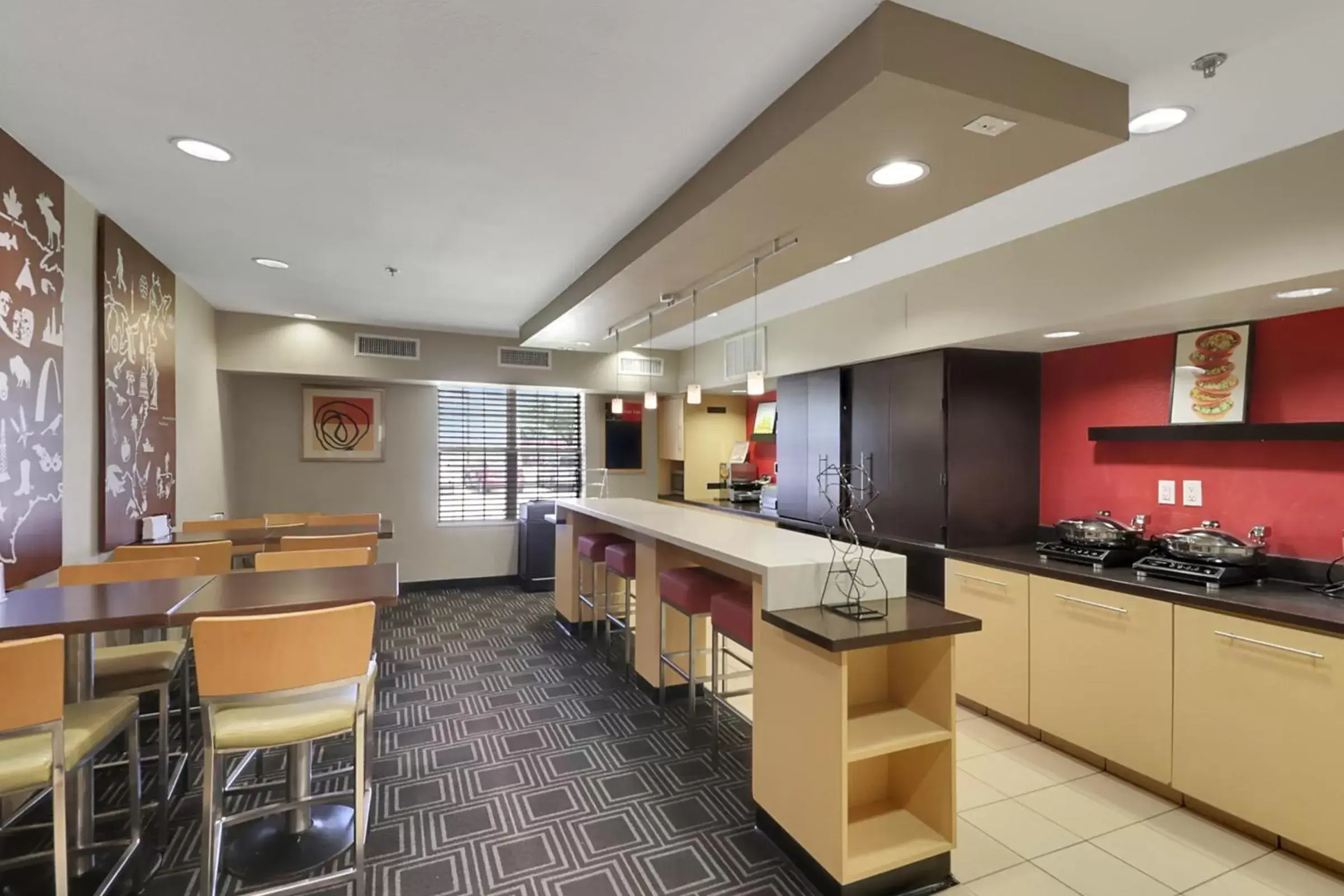 Breakfast, Kitchen/Kitchenette in TownePlace Suites by Marriott College Station