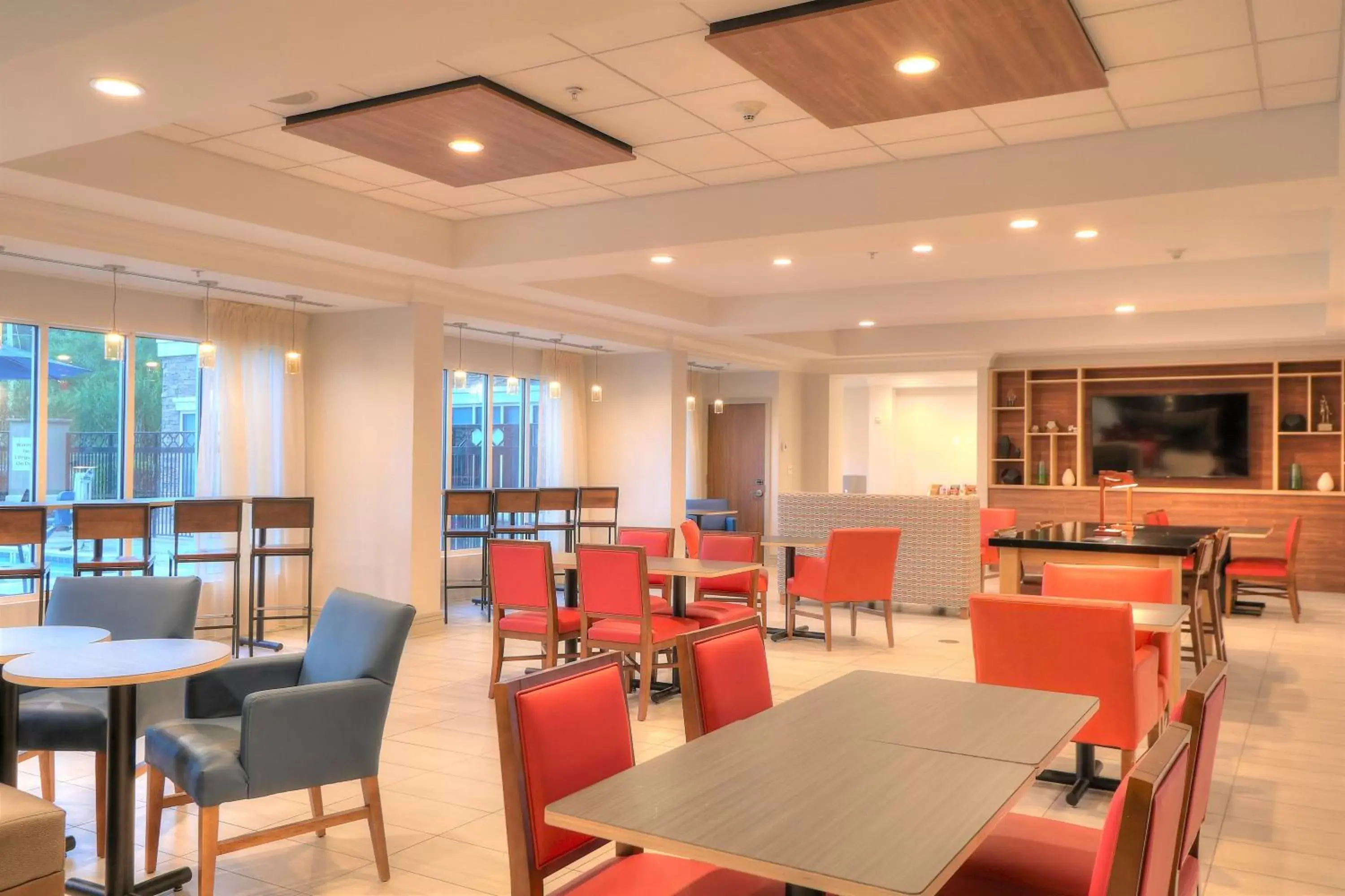 Restaurant/Places to Eat in Holiday Inn Express Hotel & Suites Mobile Saraland, an IHG Hotel