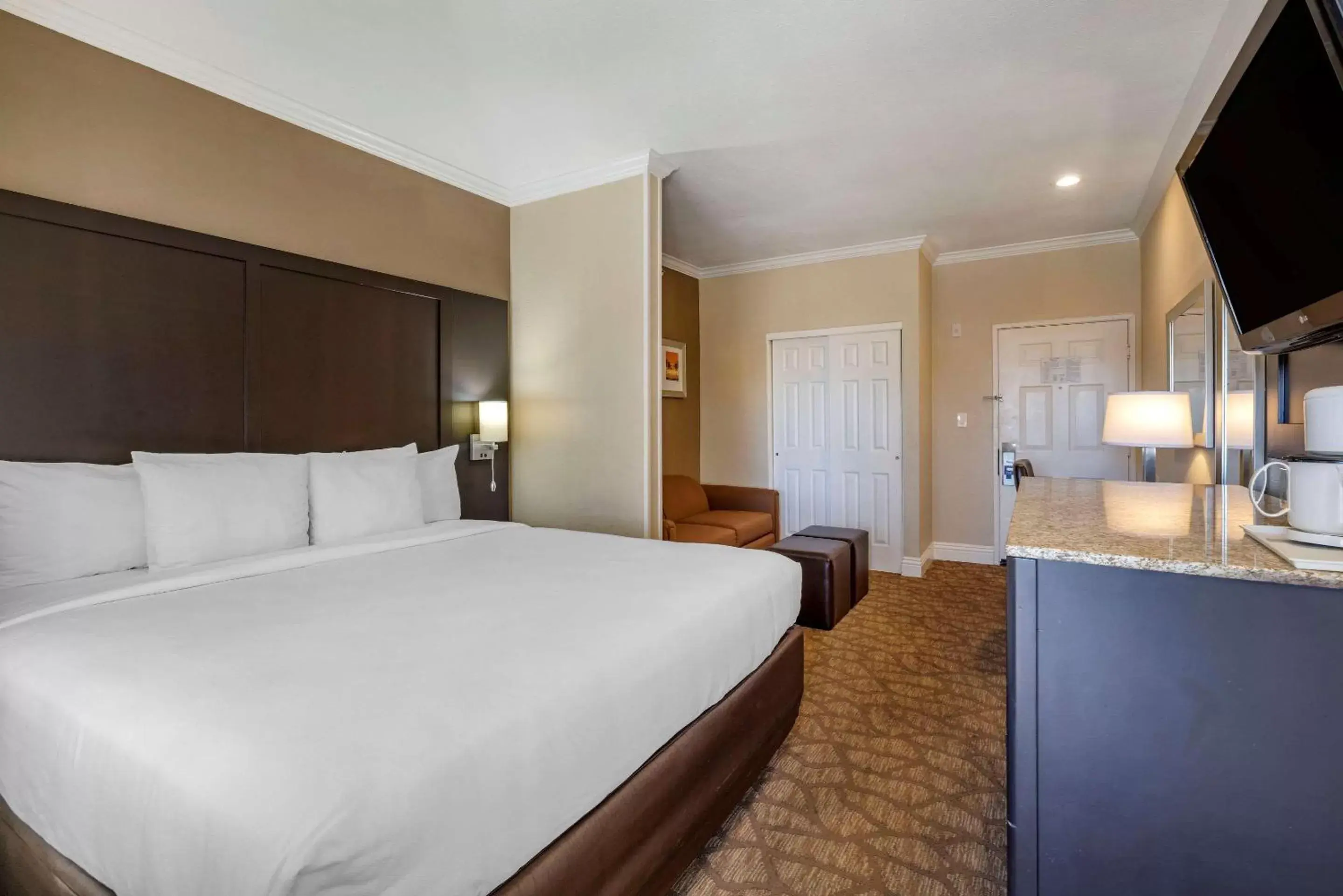 Photo of the whole room, Bed in Comfort Inn & Suites Huntington Beach