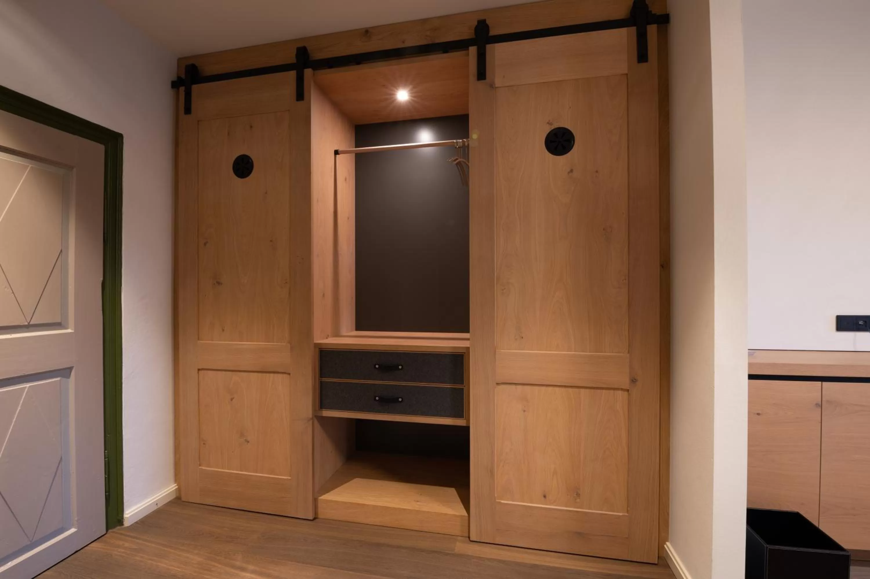 wardrobe in LANDHOTEL ALTE ZOLLSTATION- Historical Building