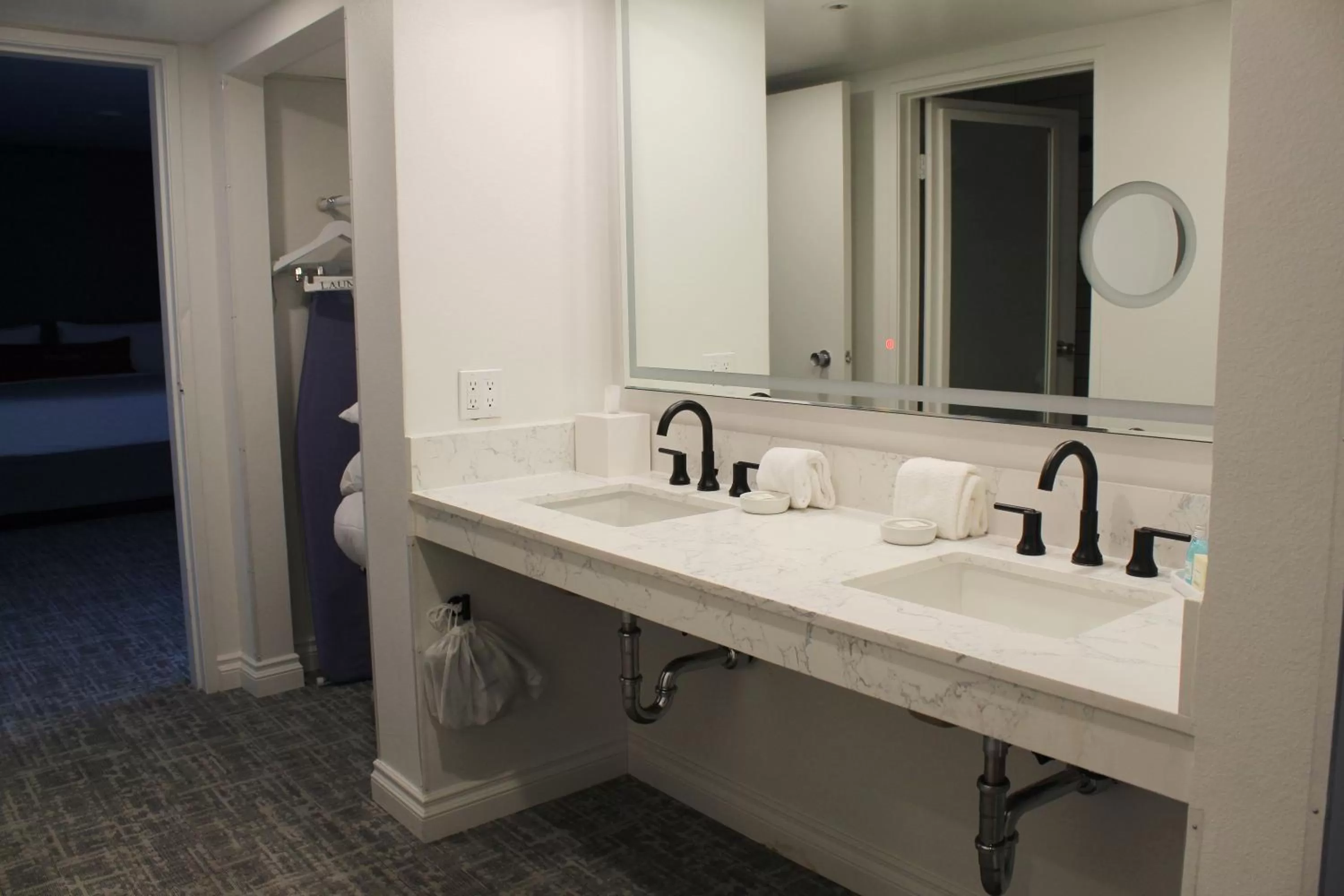 Vinland Hotel and Lounge