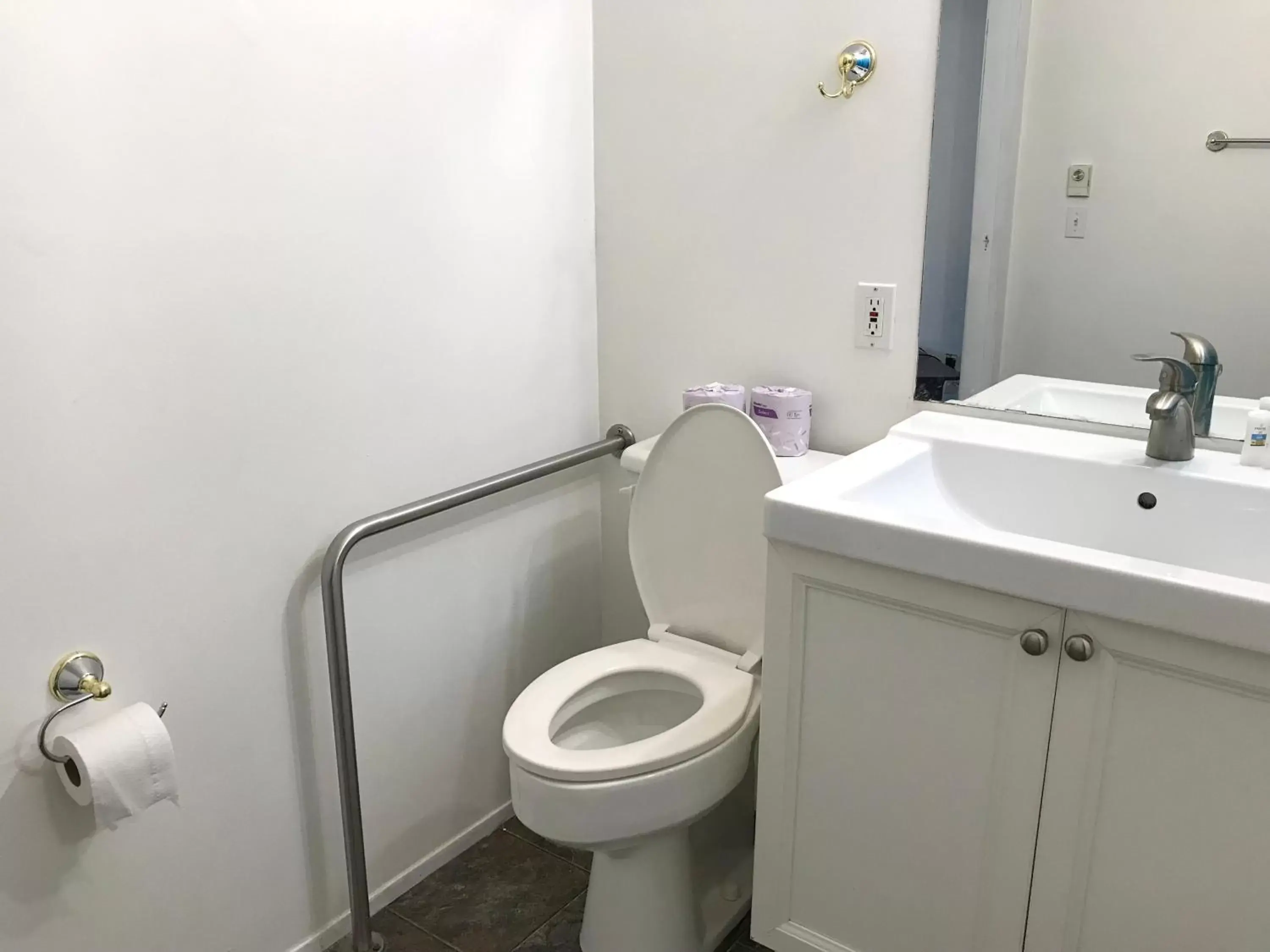 Toilet, Bathroom in Duncan Motel