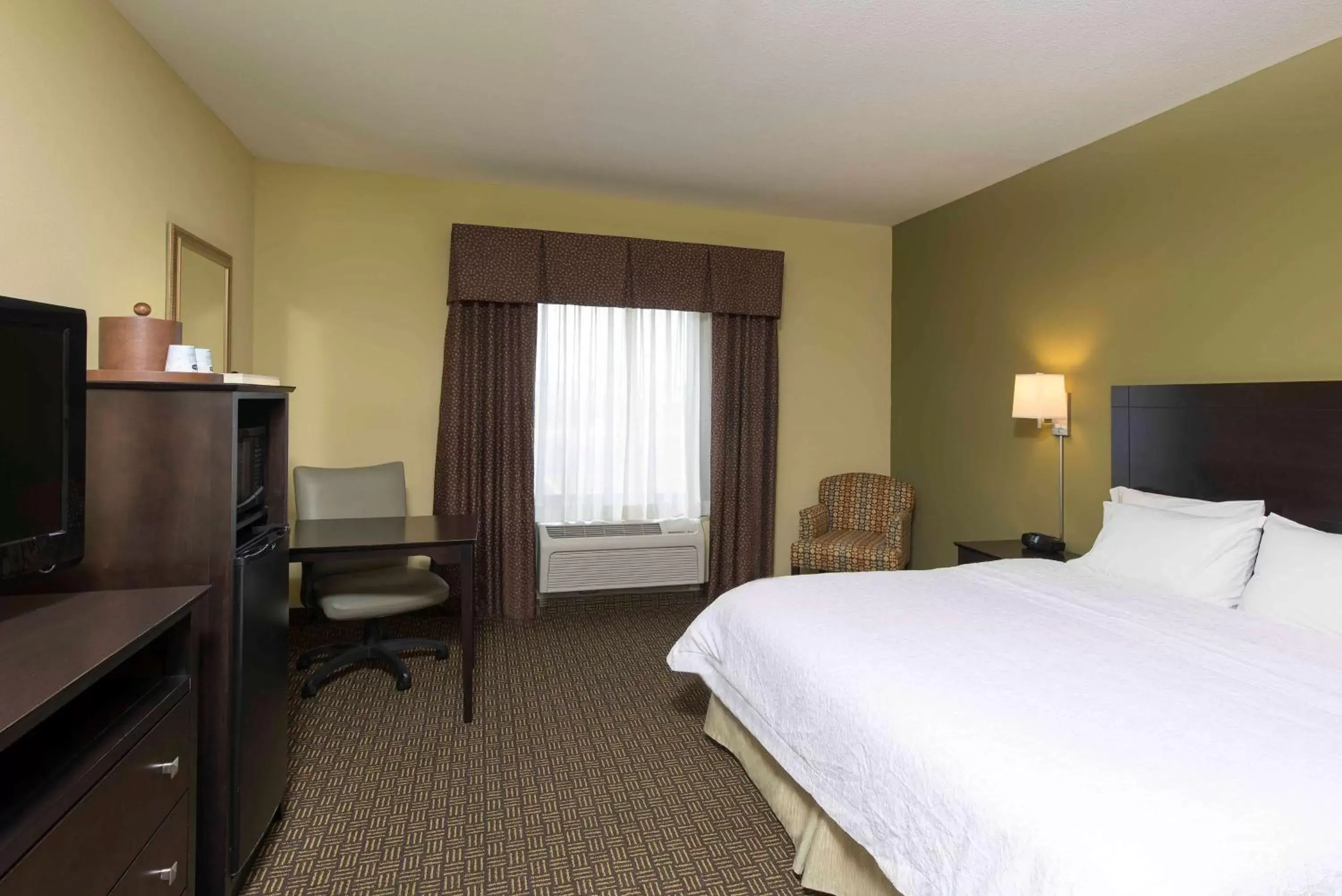 Bed in Hampton Inn & Suites Danville