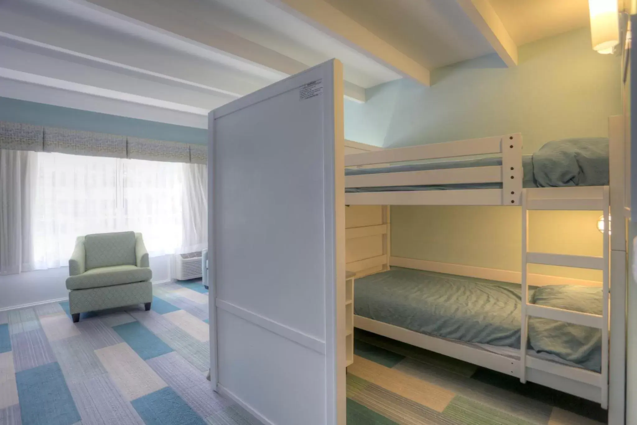 Photo of the whole room, Bunk Bed in Holiday Inn Resort Jekyll Island, an IHG Hotel