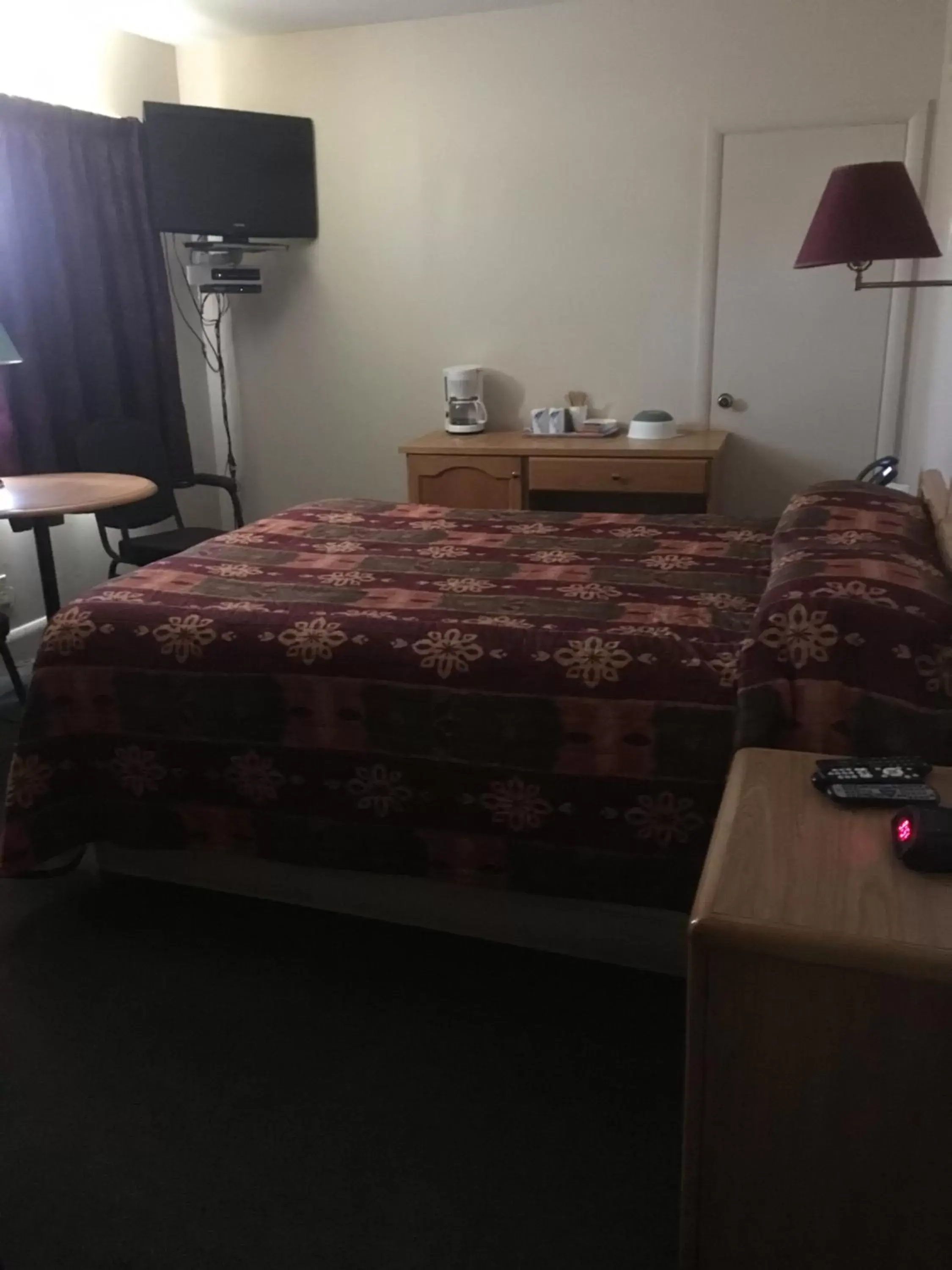 Photo of the whole room, Bed in Fundy Spray Motel