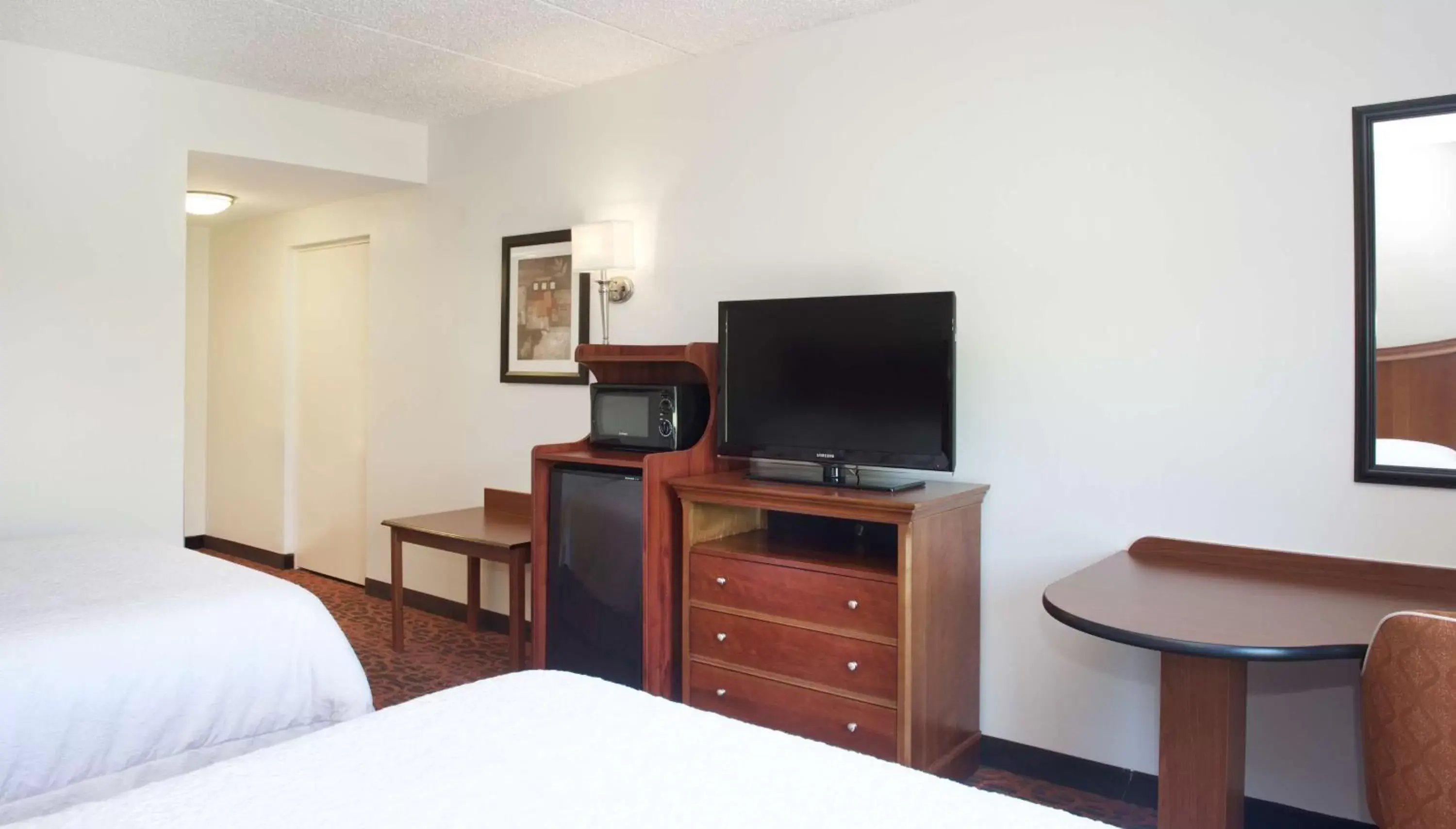 Bed, TV/Entertainment Center in Hampton Inn & Suites Pittsburgh-Meadow Lands