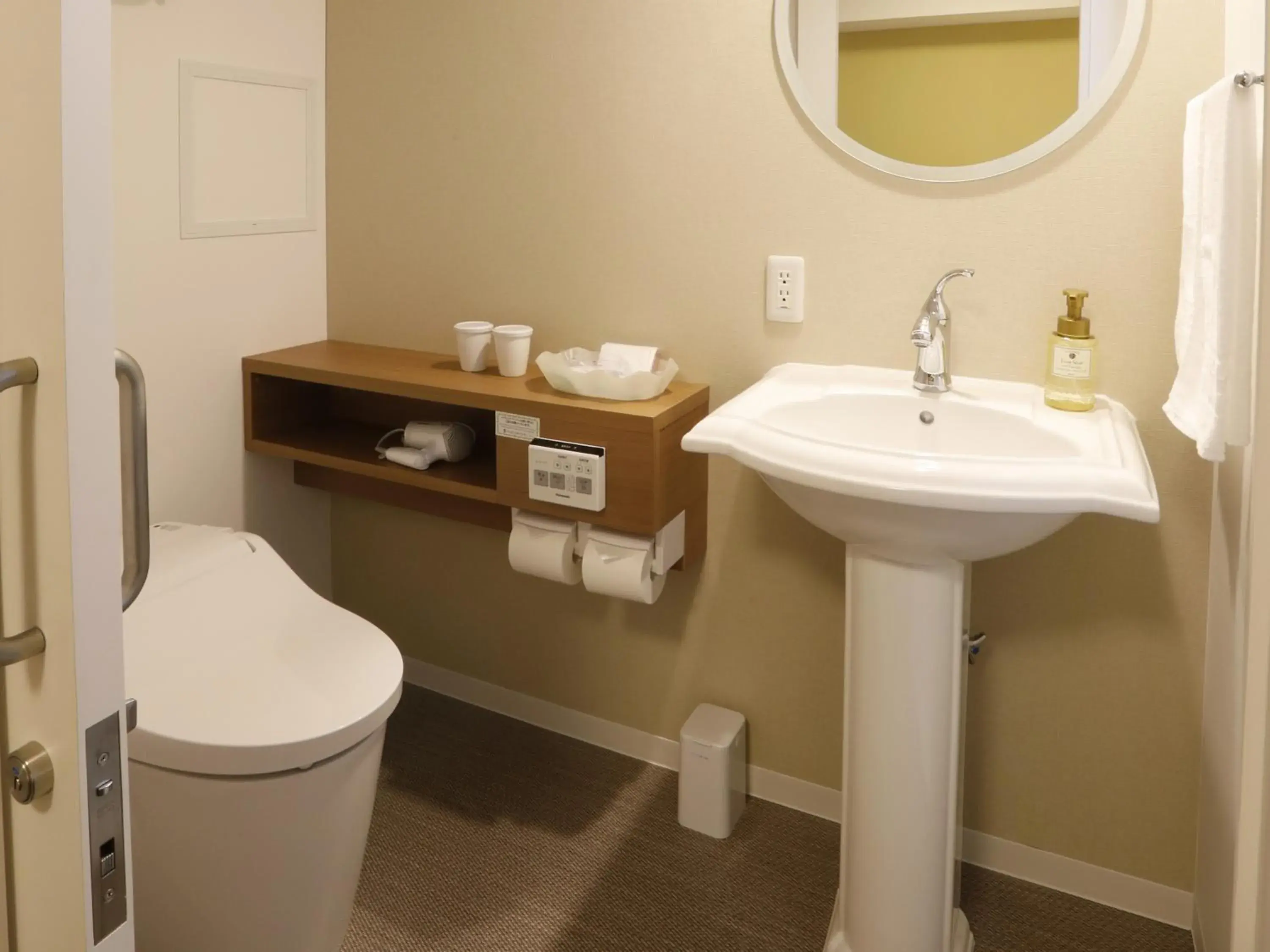 Photo of the whole room in Hotel Sunroute Sopra Kobe Annesso Photo of the whole room in Hotel Sunroute Sopra Kobe Annesso