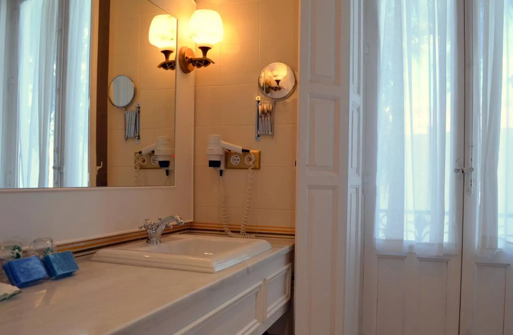 Shower, Bathroom in Hospedería Mirador de Llerena