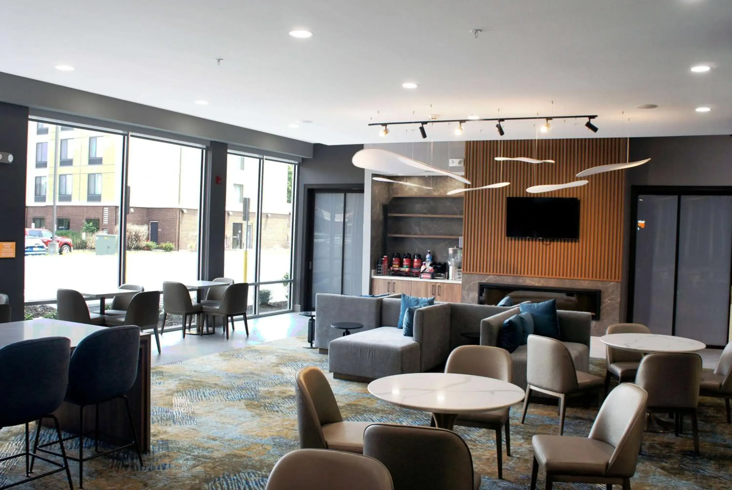 Lobby or reception, Lounge/Bar in La Quinta Inn & Suites by Wyndham Manchester - Arnold AFB