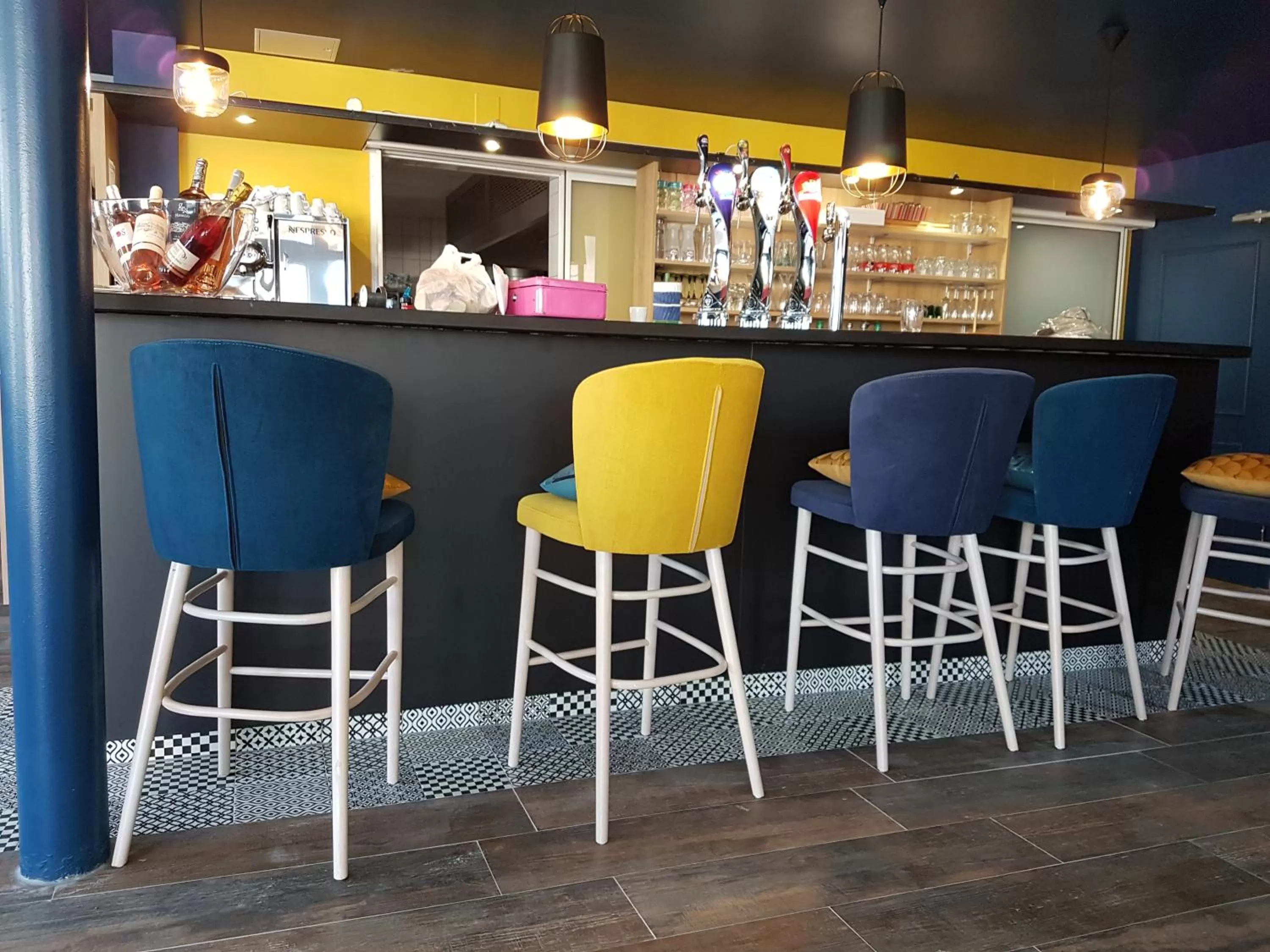 Lounge or bar in L'Hôtel des Bords de L'ill