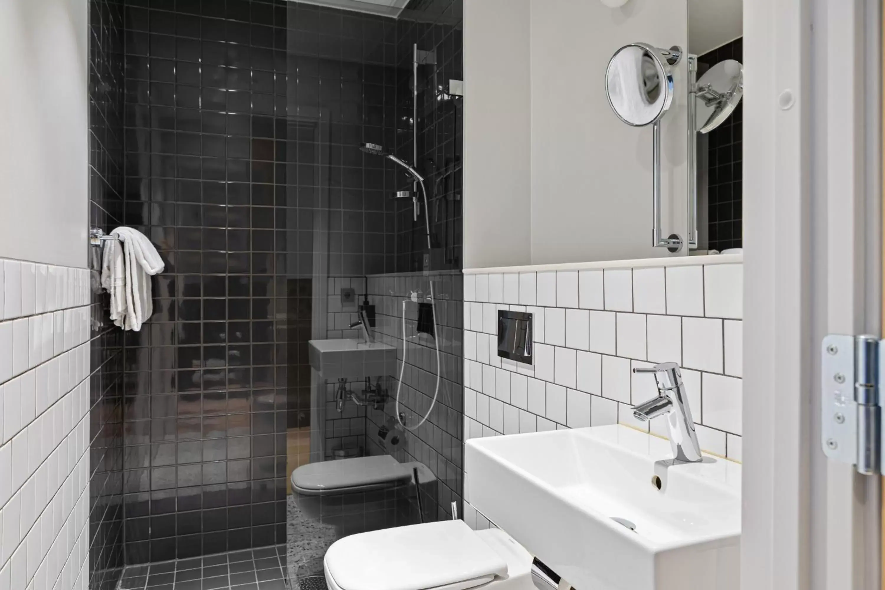 Shower, Bathroom in Comfort Hotel Karl Johan