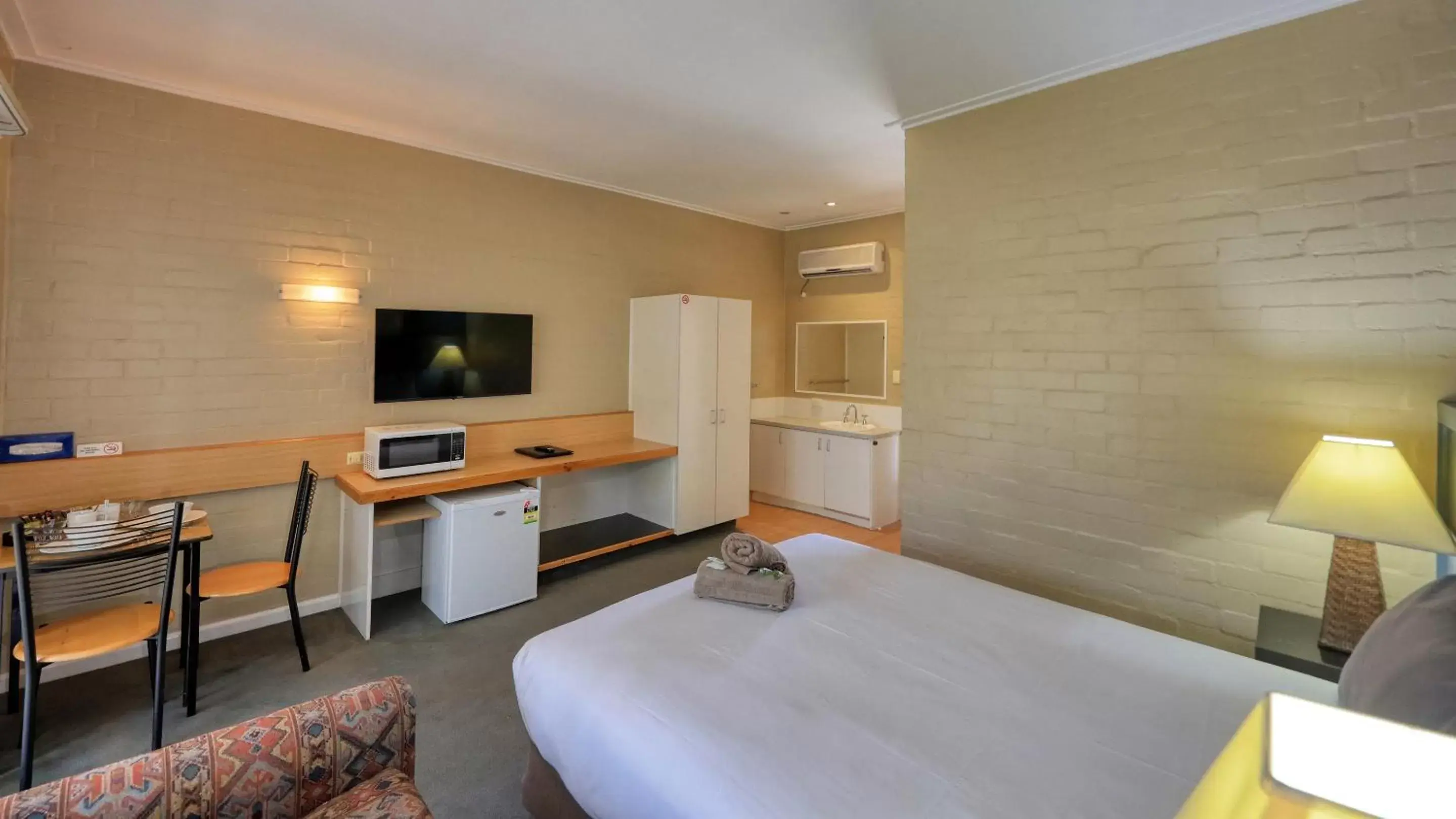 Bed in Bishops Lodge Narrandera