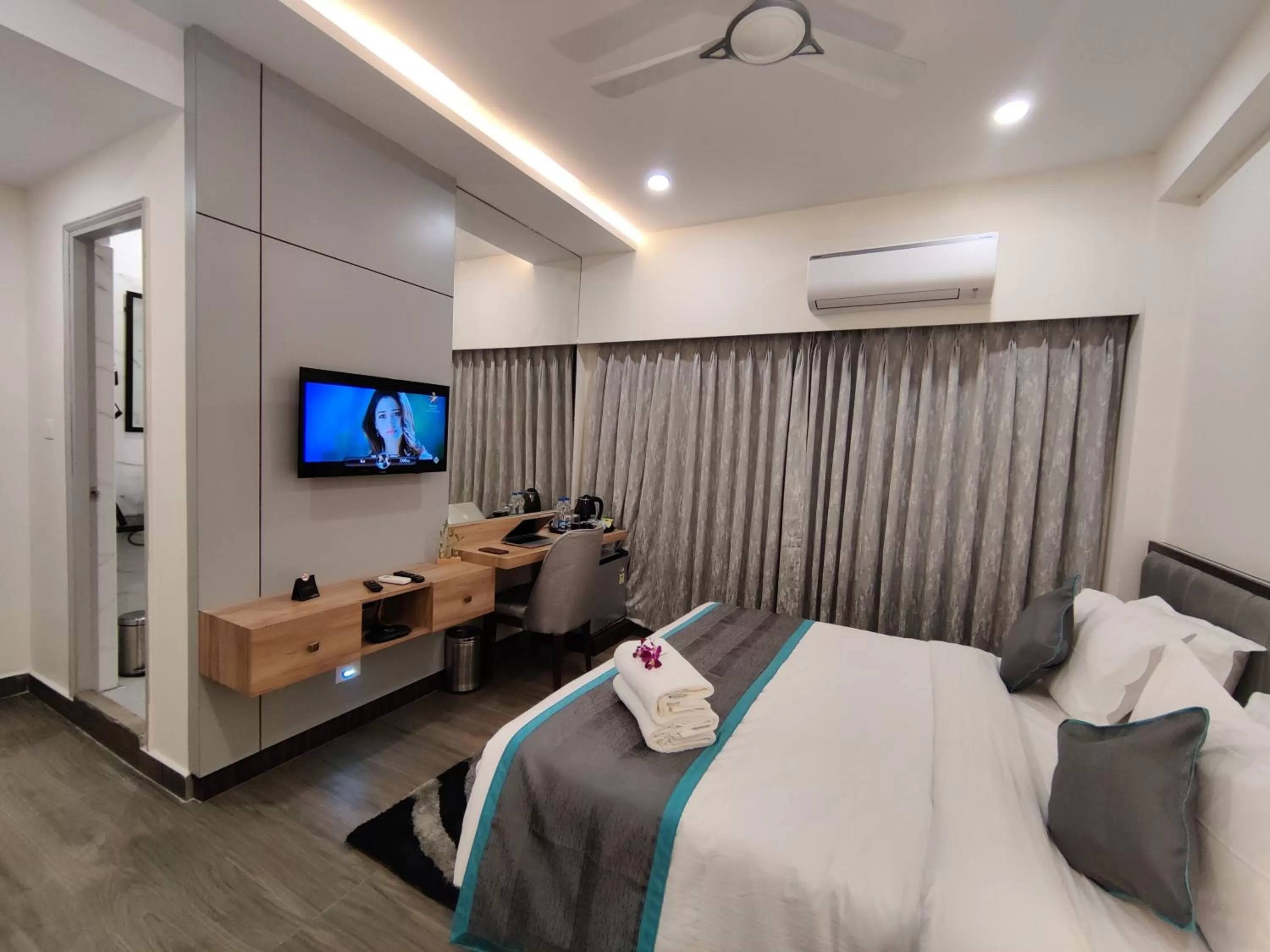 Communal lounge/ TV room, TV/Entertainment Center in PARK IRIS HOTELS, Bharathi Nagar