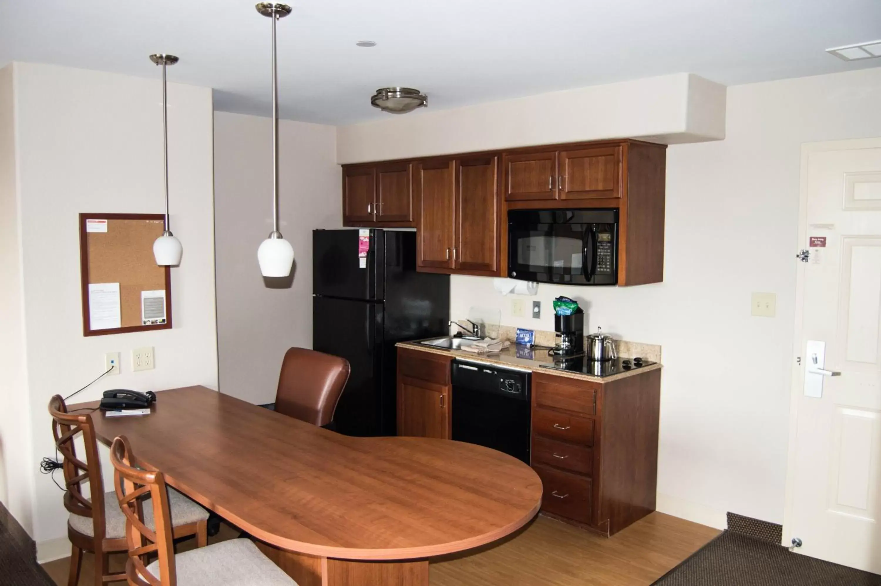 Photo of the whole room, Kitchen/Kitchenette in Candlewood Victoria, an IHG Hotel