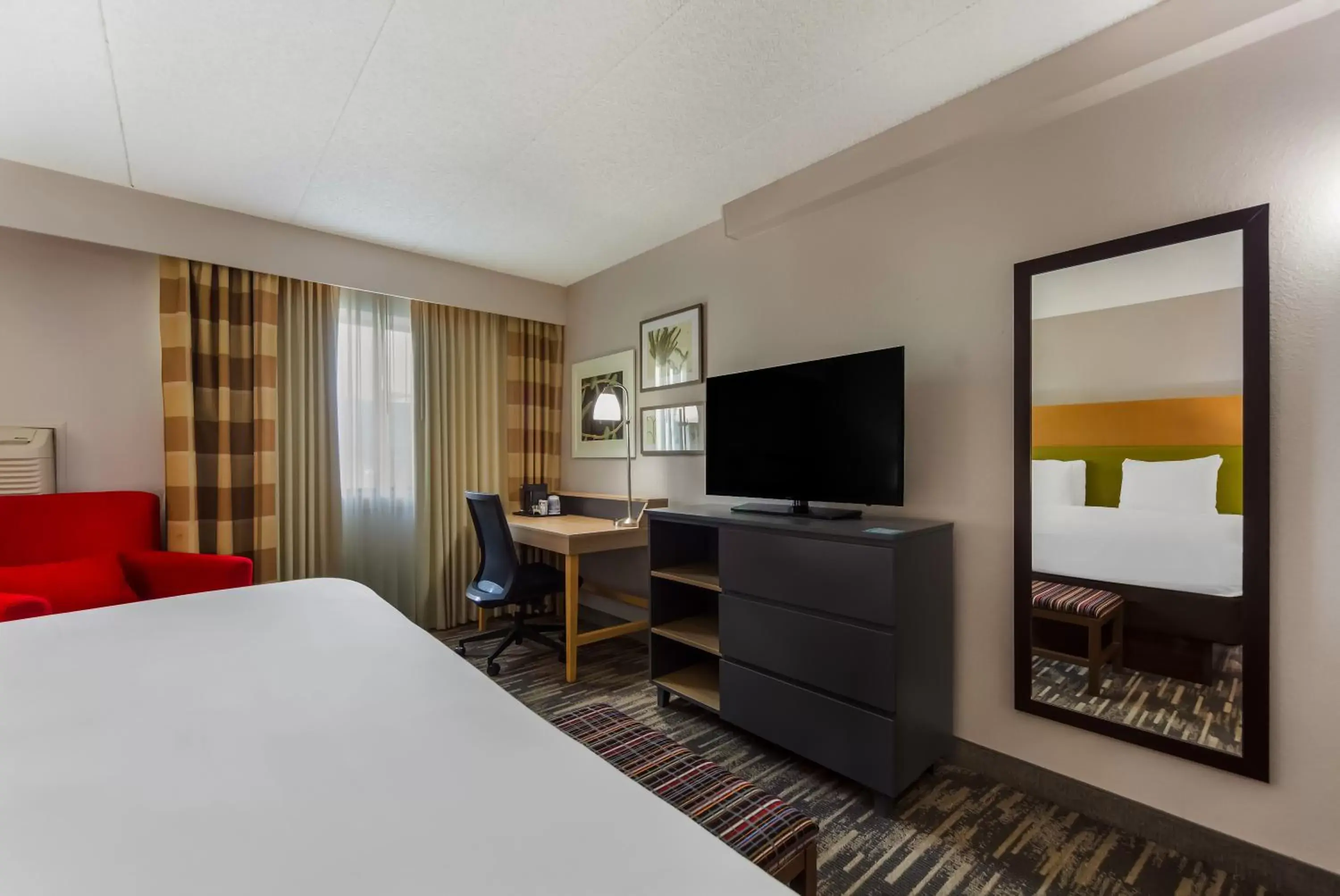 Bedroom, TV/Entertainment Center in Country Inn & Suites by Radisson, Lincoln Airport, NE