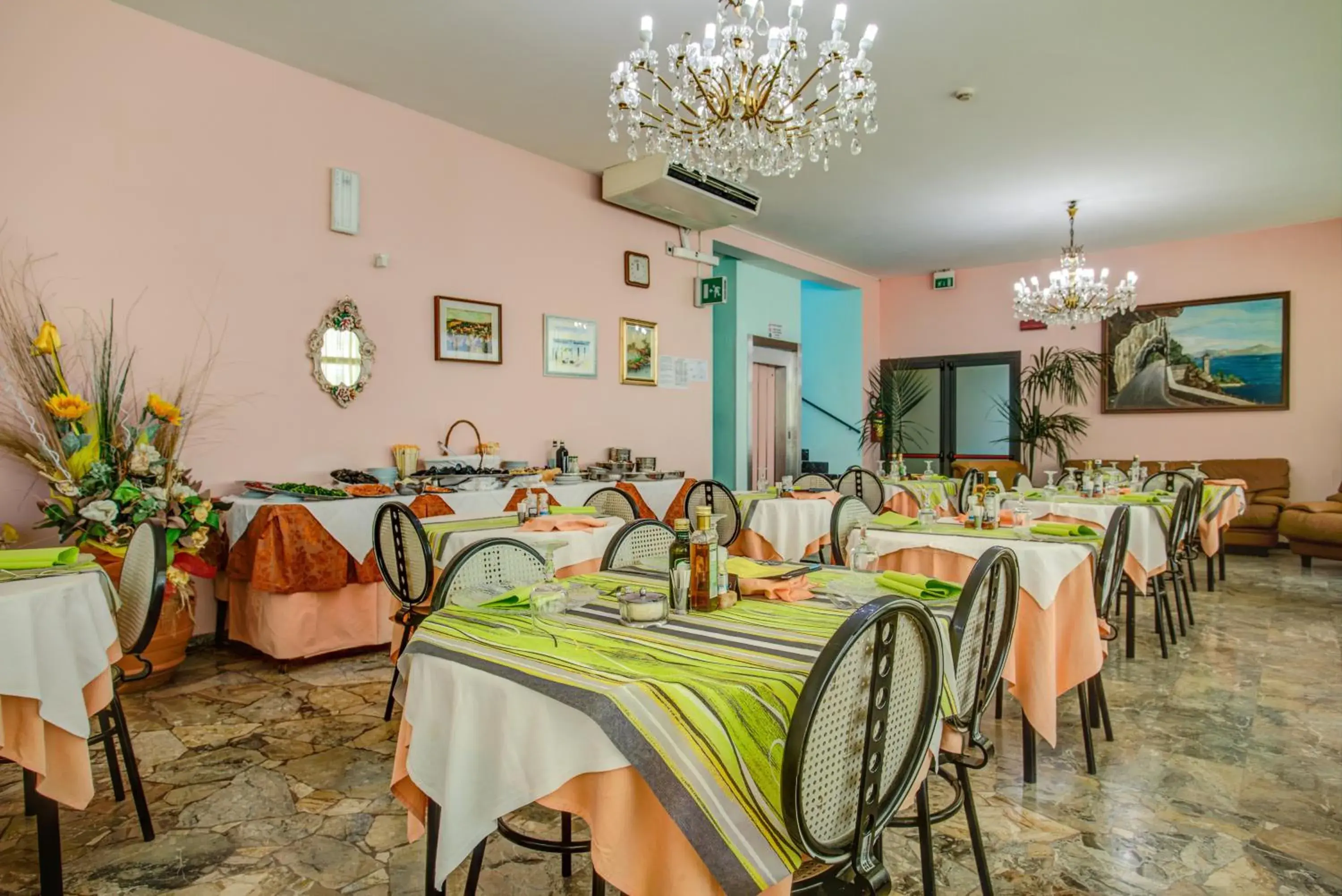 Restaurant/Places to Eat in Hotel Diamante