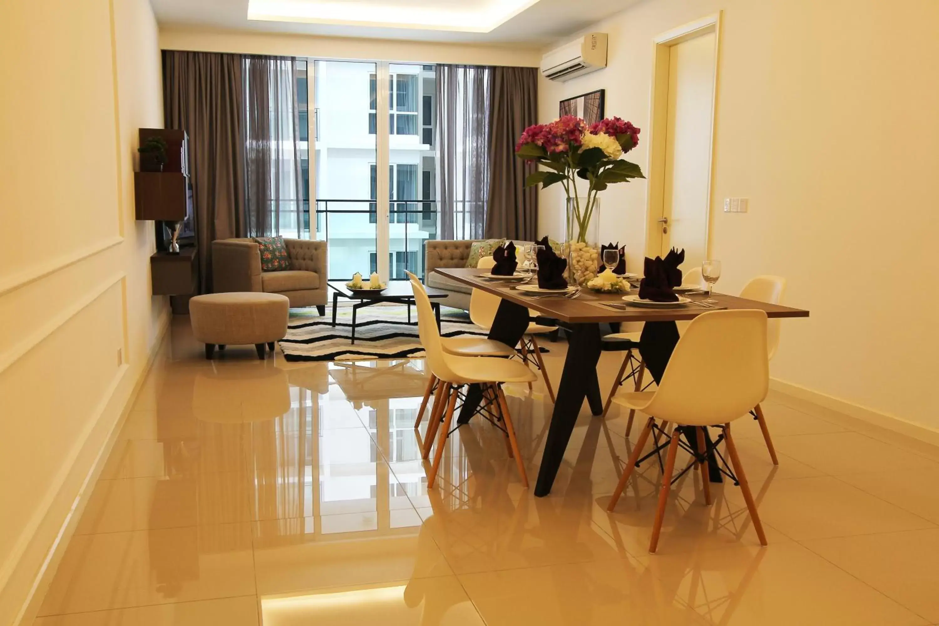 Living room, Restaurant/Places to Eat in The Shore Hotel & Residences