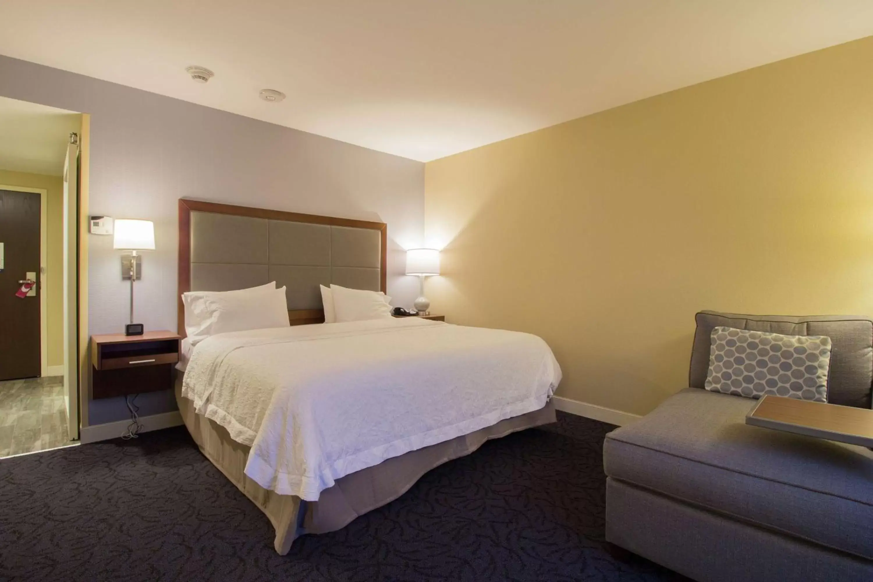 Bed in Hampton Inn & Suites Cazenovia, NY