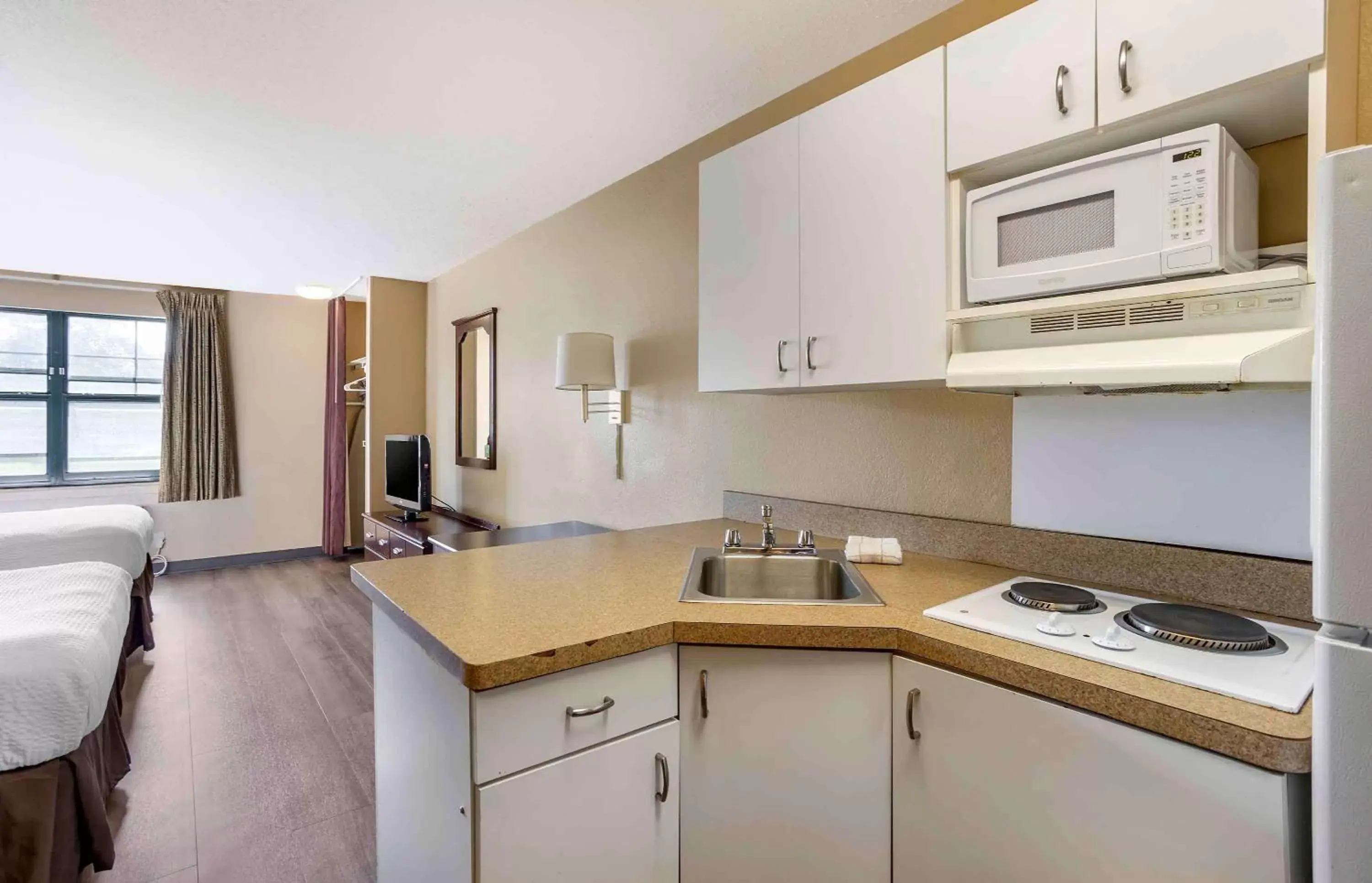 Bedroom, Kitchen/Kitchenette in Extended Stay America Suites - Philadelphia - Exton