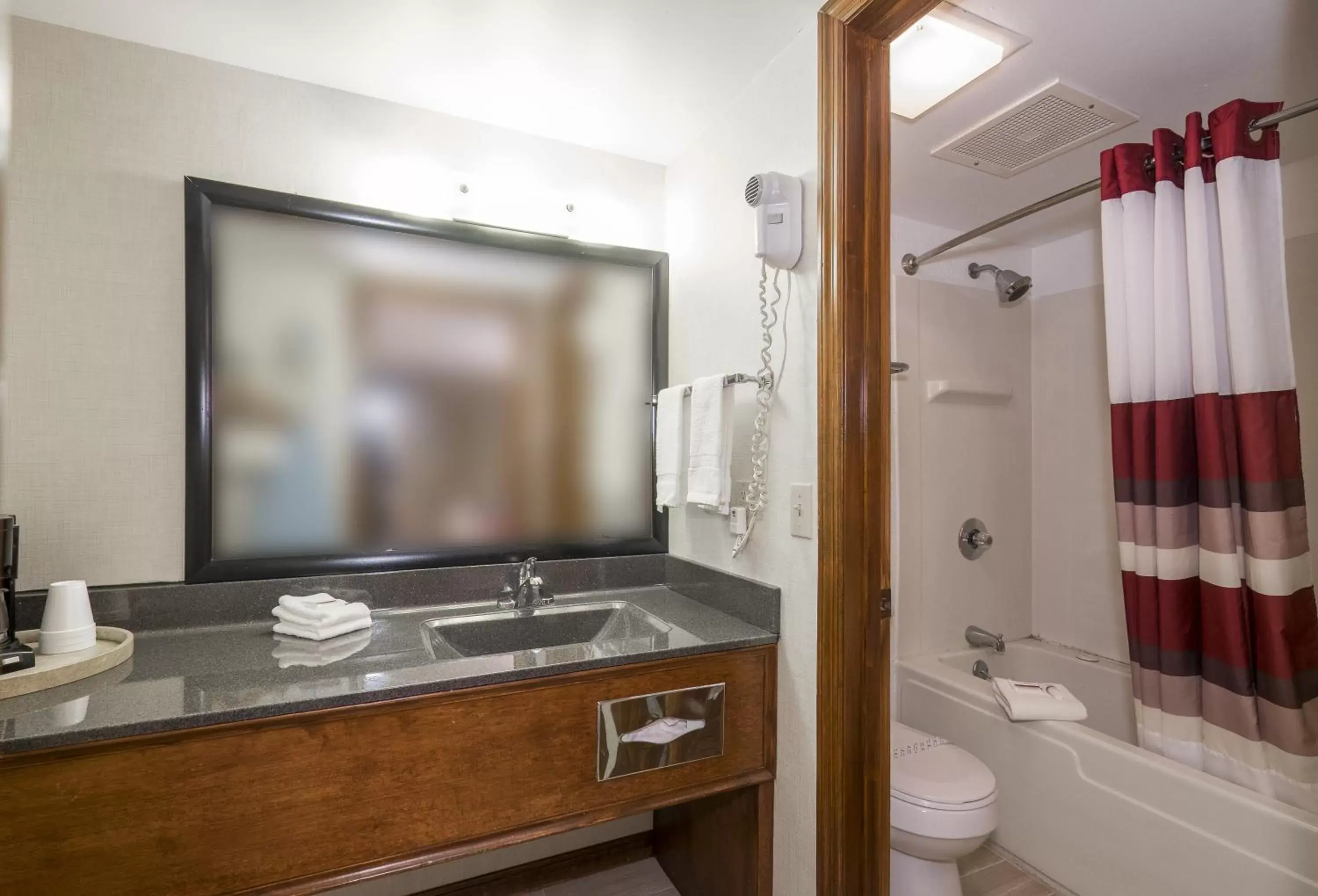 Bathroom in Red Roof Inn Uhrichsville