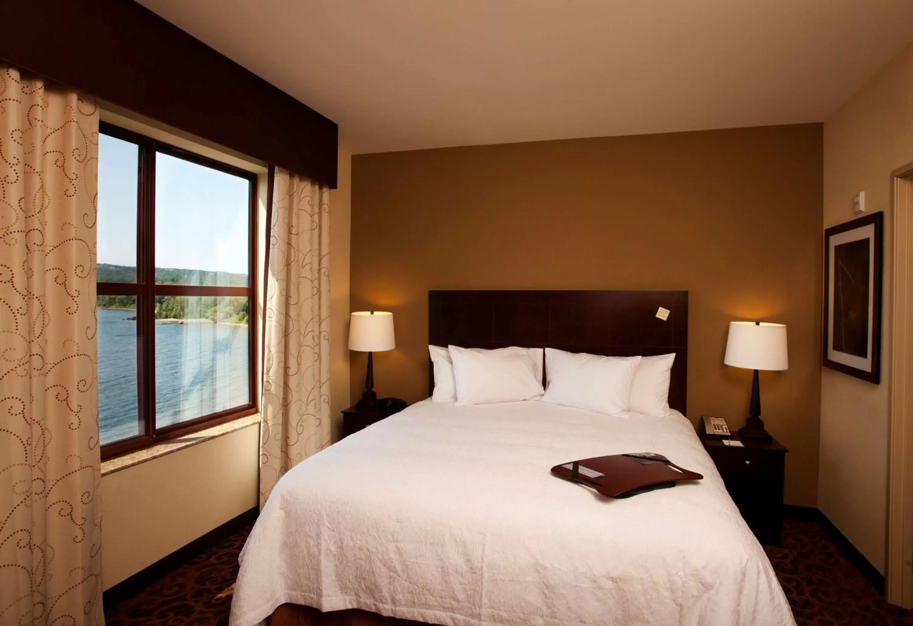 Bed in Hampton Inn Marquette-Waterfront