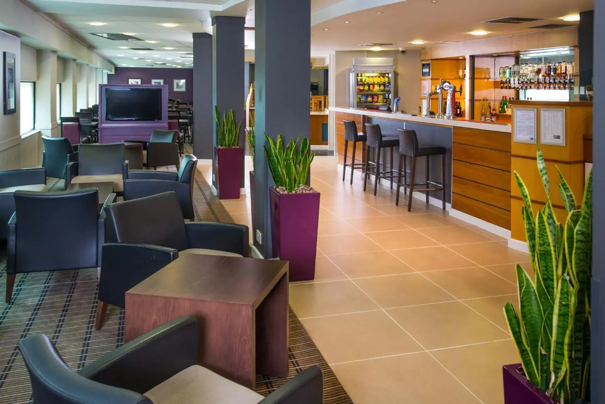 Property building, Lounge/Bar in Holiday Inn Express - Glasgow - City Ctr Riverside, an IHG Hotel