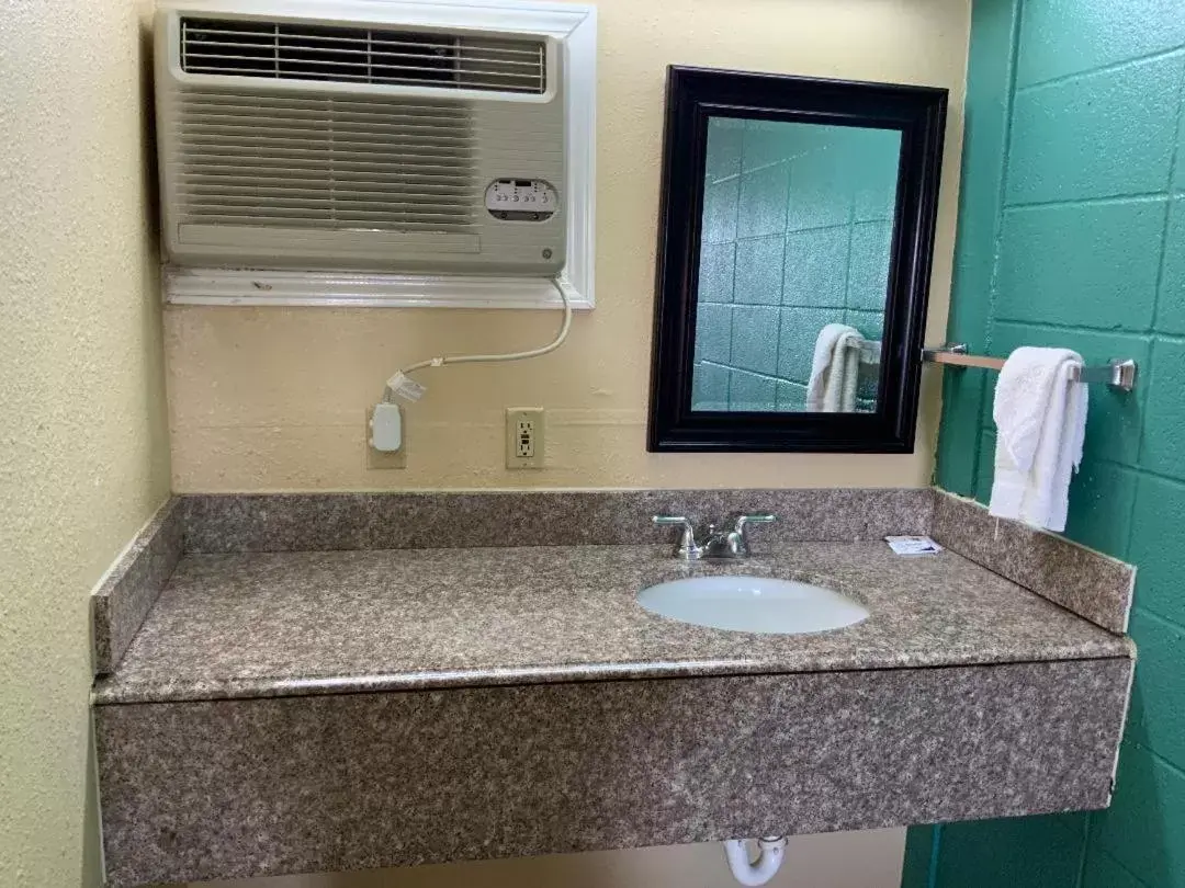 Bathroom in Pinn Road Inn and Suites Lackland AFB and Seaworld