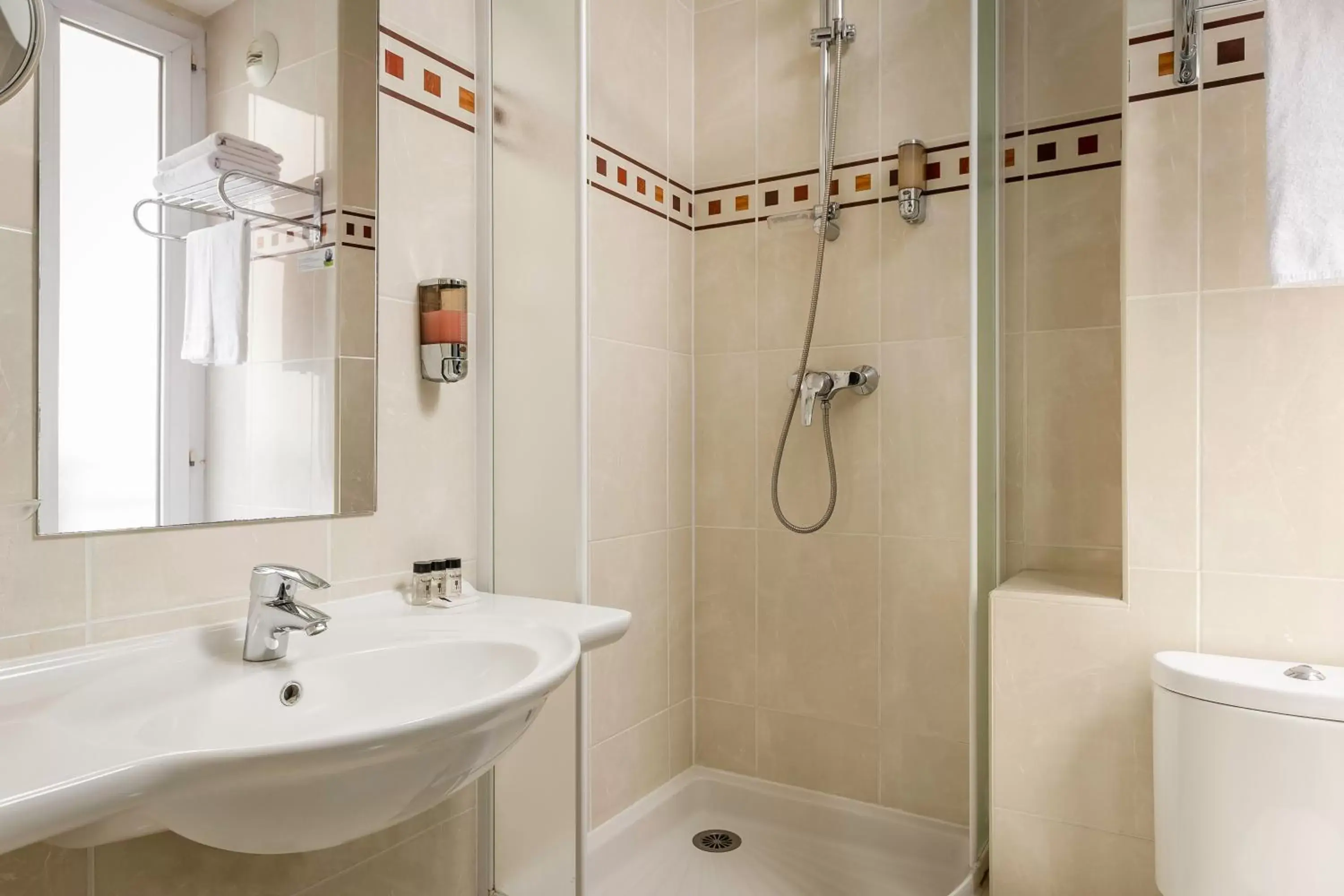 Shower, Bathroom in Hotel Elysée Etoile