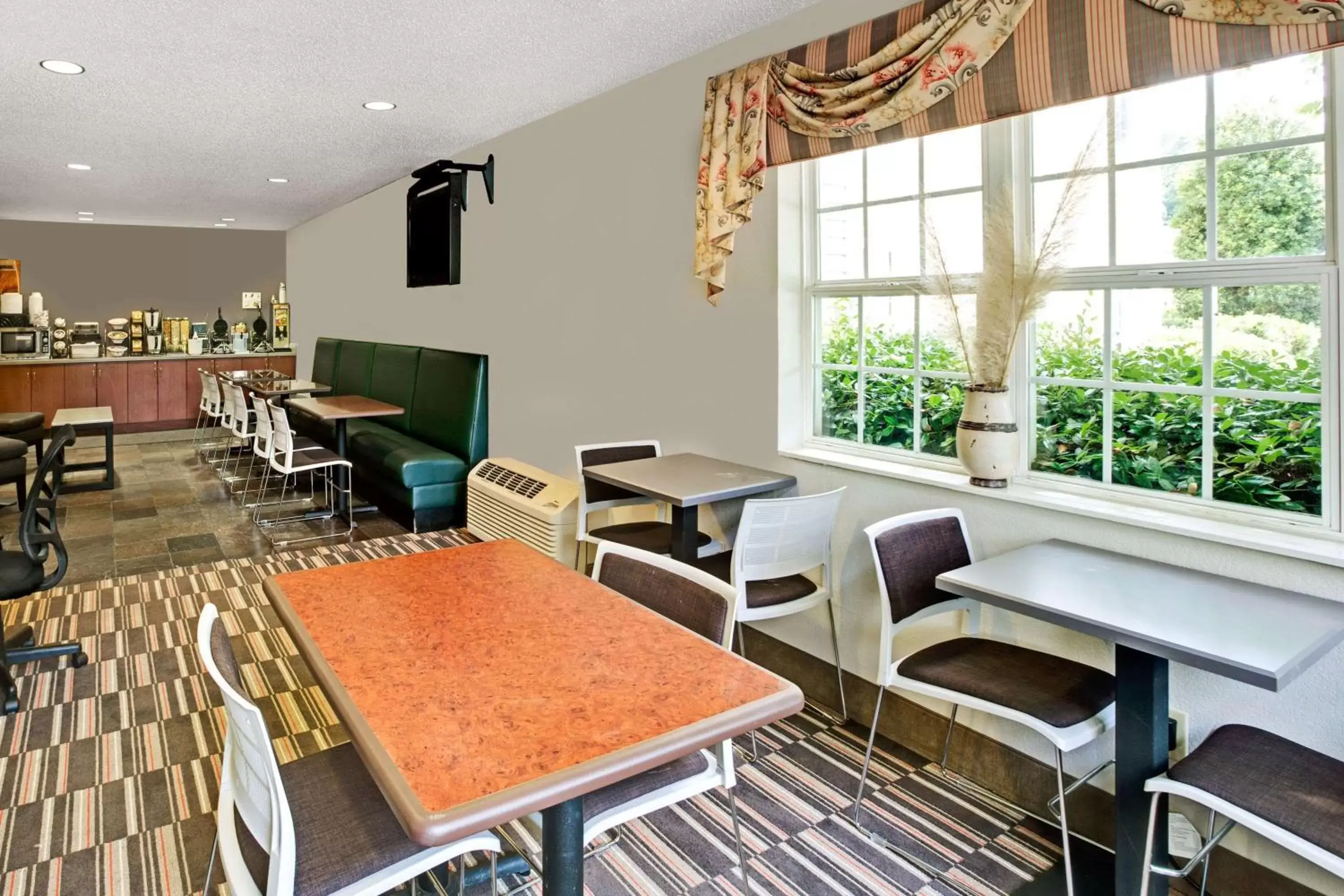 Restaurant/places to eat, Seating Area in Microtel Inn & Suites by Wyndham Cherokee