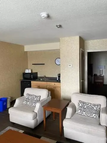 Living room, Seating Area in Days Inn & Suites by Wyndham Brandon