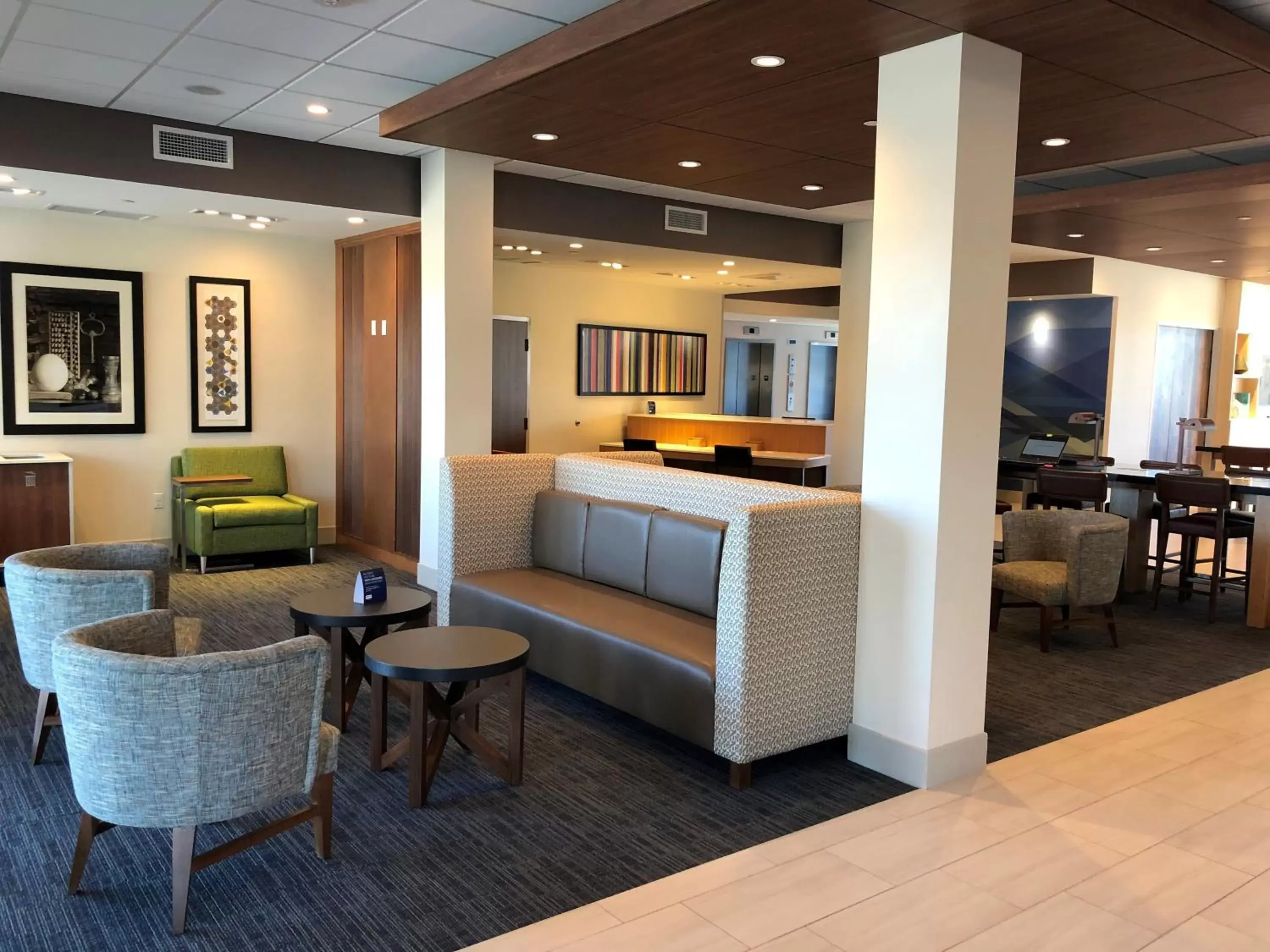 Property building, Lobby/Reception in Holiday Inn Express & Suites - Springfield North, an IHG Hotel