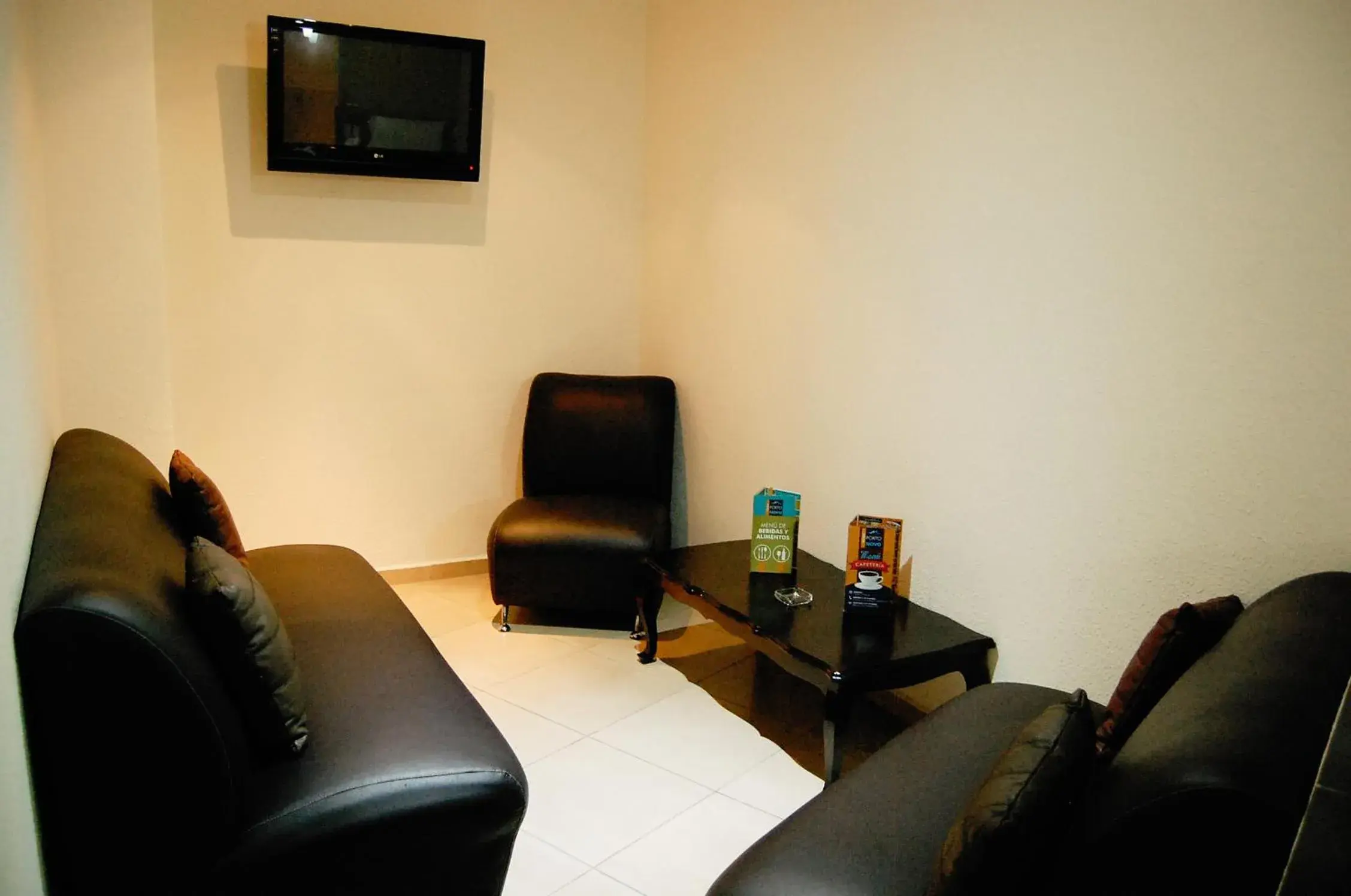 Communal lounge/ TV room, Seating Area in Hotel Porto Novo