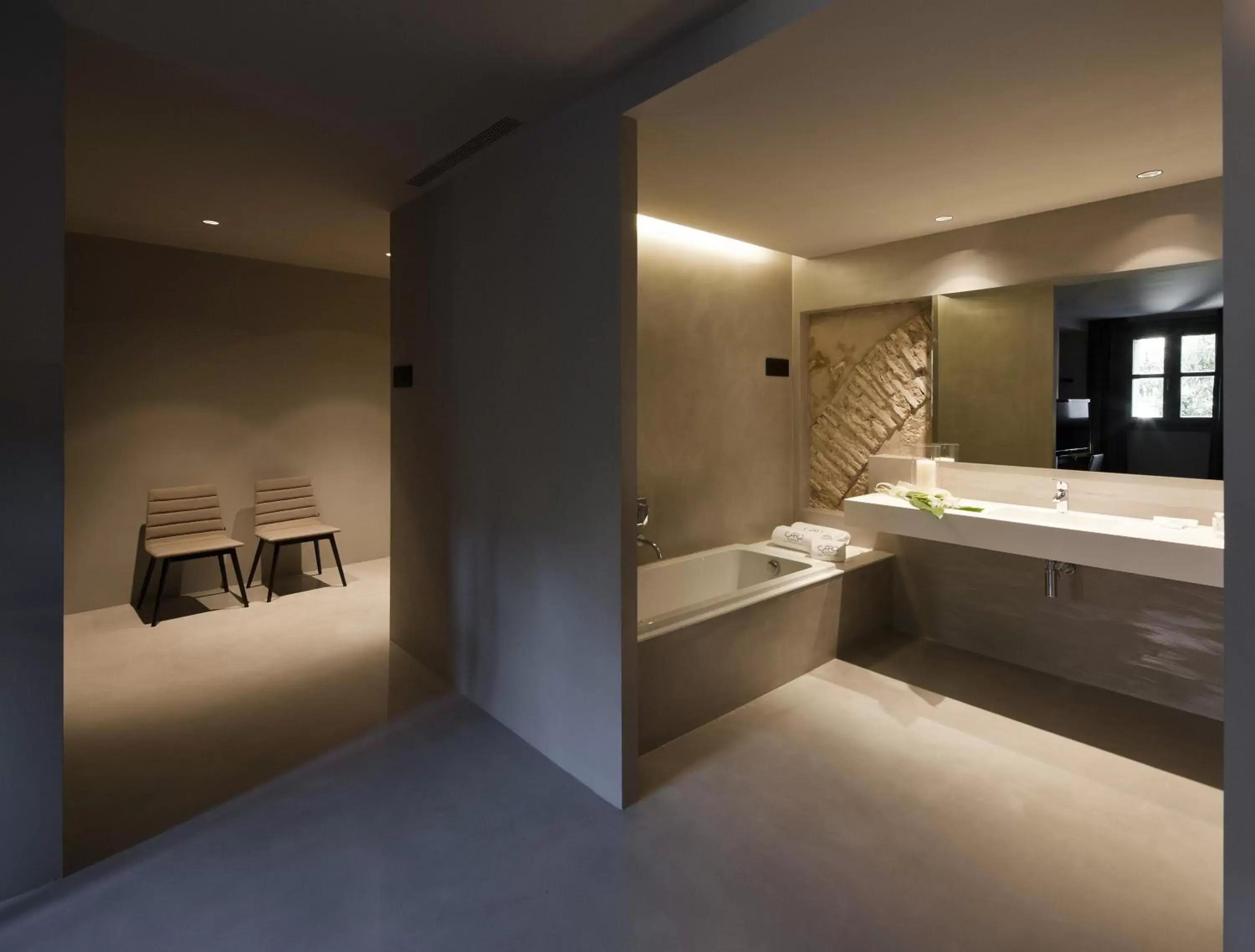 Bathroom in Caro Hotel