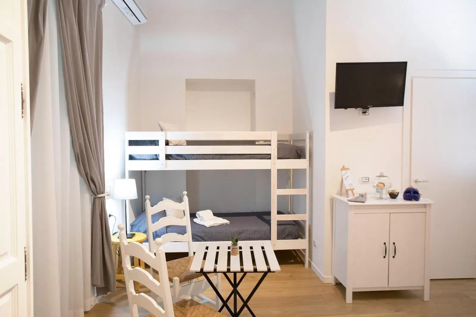 Photo of the whole room, Bunk Bed in Quartino Napoletano