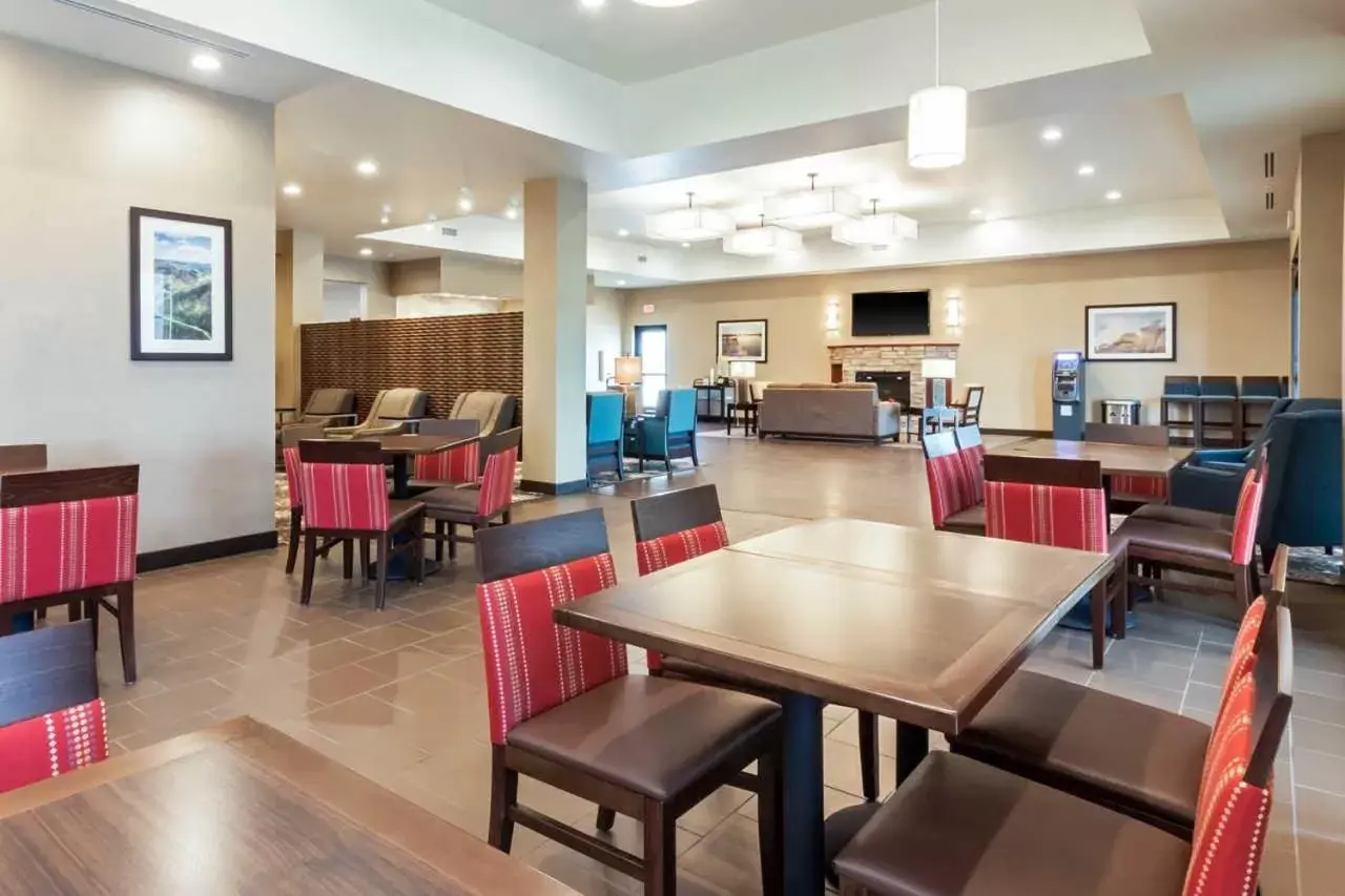 Seating area, Restaurant/Places to Eat in Comfort Suites Brookings